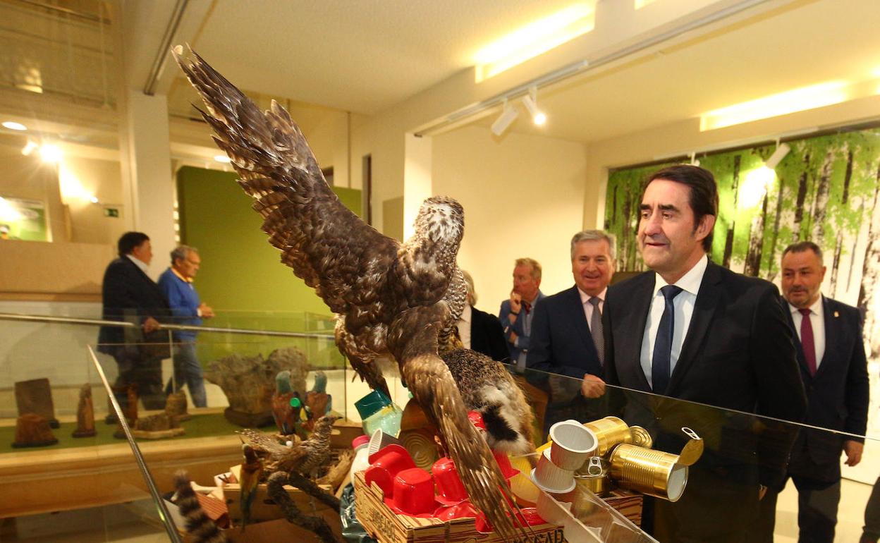 El consejero de Medio Ambiente, Vivienda y Ordenación del Territorio, Juan Carlos Suárez-Quiñones (C), participa en la inauguración de la exposición temporal del Museo MUNIC y el acto de entrega del III Premio 'C de Cultura'.