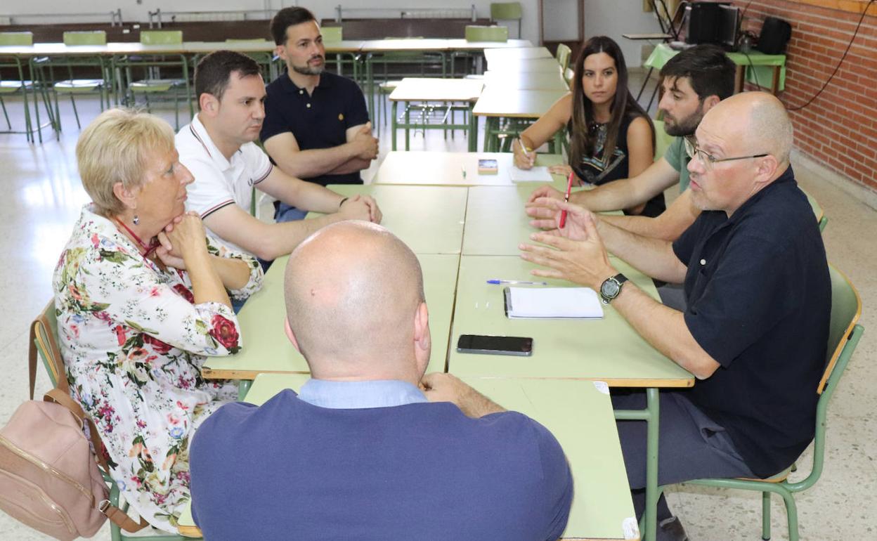 Reunión de la agrupación socialista con representantes del municipio.