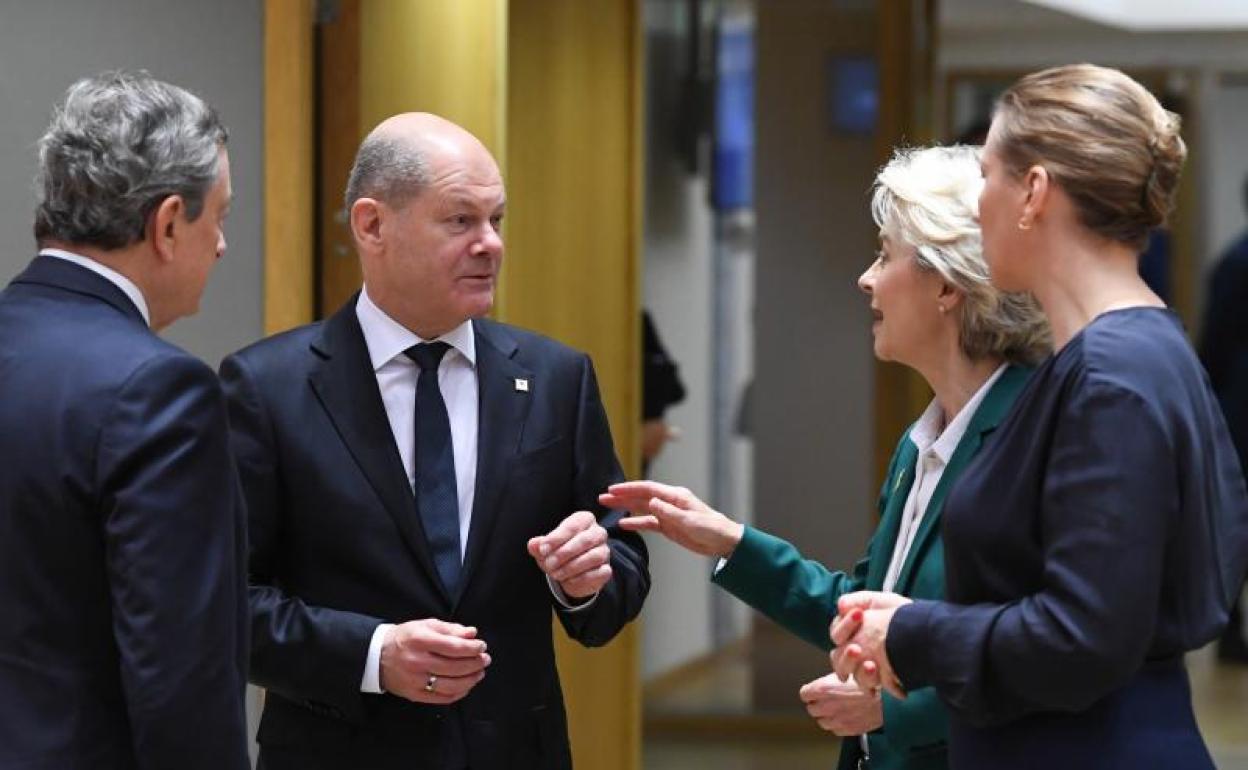 El canciller alemán Olaf Scholz escucha a la líder de la UE Ursula von der Leyen durante el cónclave en Bruselas de este jueves y viernes