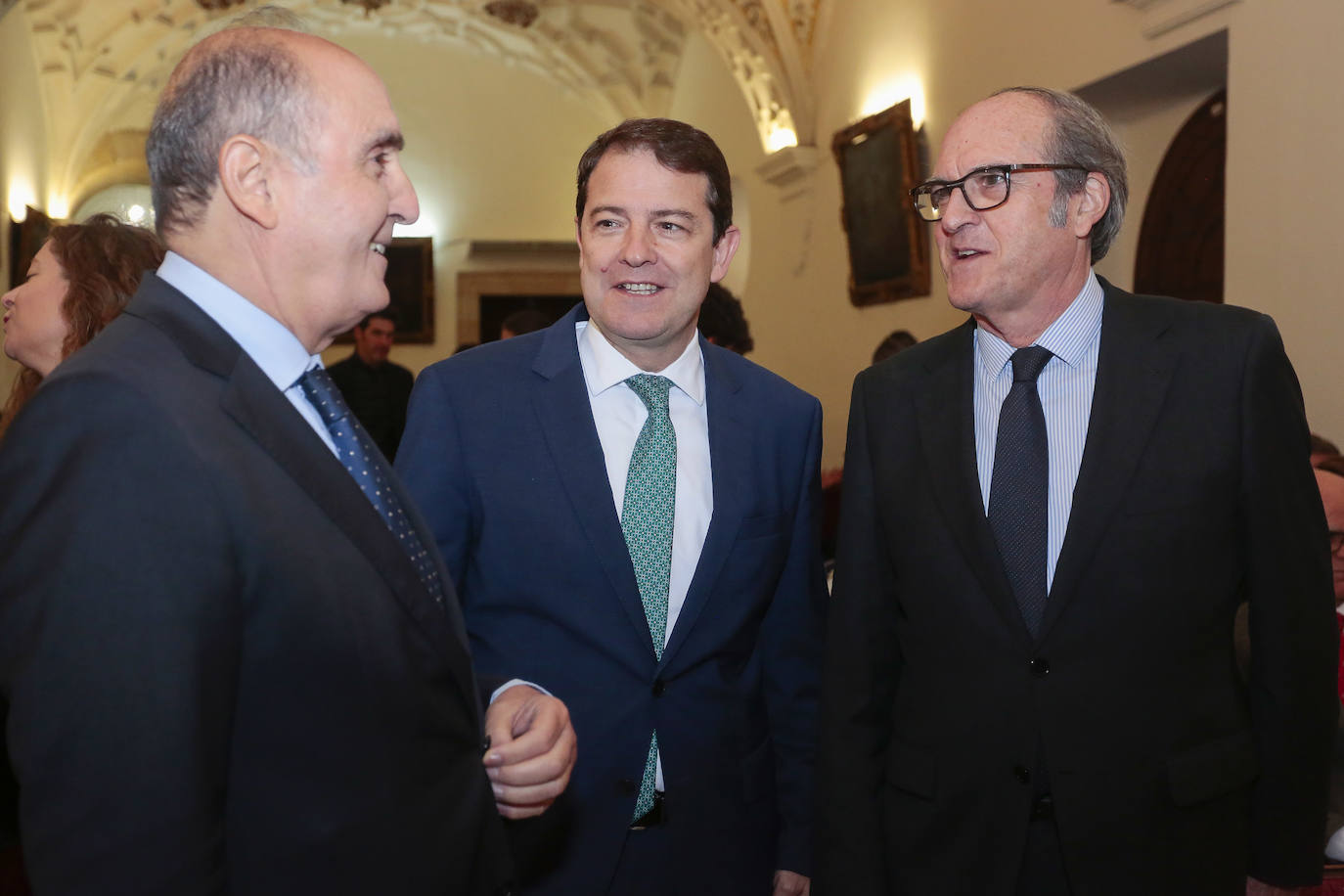 El presidente de la Junta de Castilla y León, Alfonso Fernández Mañueco, interviene en las XXXV Jornadas de Coordinación de Defensores del Pueblo acompañado por el procurador del Común de Castilla y León, Tomás Quintana y por el Defensor del Pueblo de España, Ángel Gabilondo