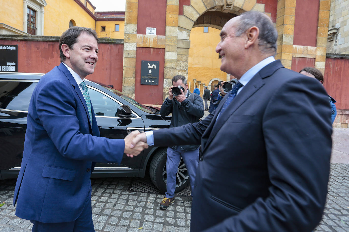 El presidente de la Junta de Castilla y León, Alfonso Fernández Mañueco, interviene en las XXXV Jornadas de Coordinación de Defensores del Pueblo acompañado por el procurador del Común de Castilla y León, Tomás Quintana y por el Defensor del Pueblo de España, Ángel Gabilondo