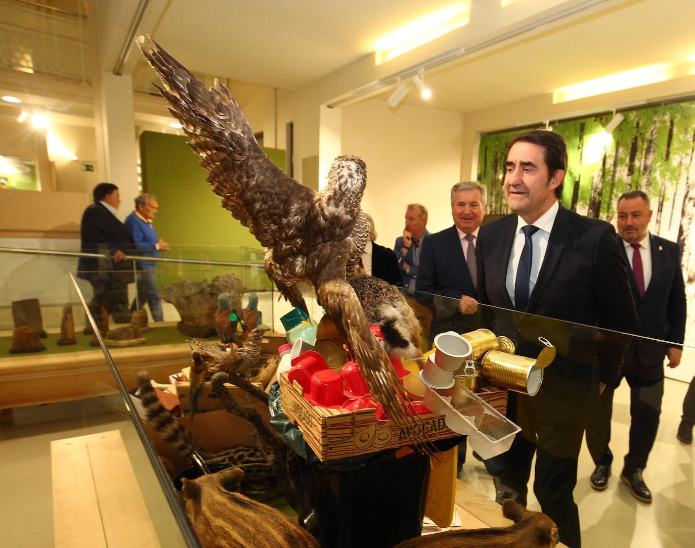 El consejero de Medio Ambiente, Vivienda y Ordenación del Territorio, Juan Carlos Suárez-Quiñones (C), participa en la inauguración de la exposición temporal del Museo MUNIC y el acto de entrega del III Premio 'C de Cultura'.