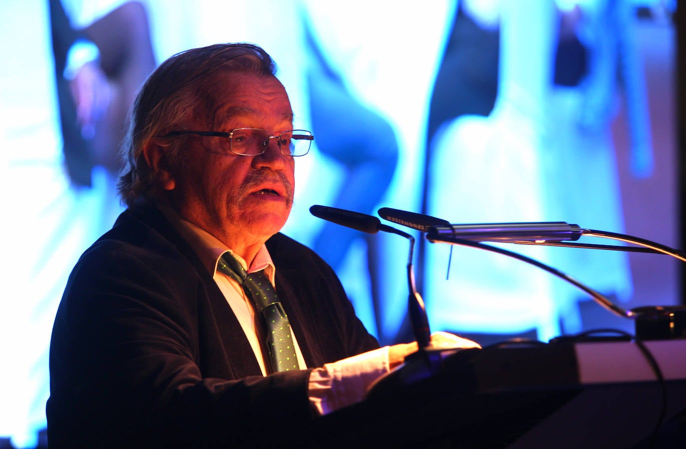 El consejero de Medio Ambiente, Vivienda y Ordenación del Territorio, Juan Carlos Suárez-Quiñones (C), participa en la inauguración de la exposición temporal del Museo MUNIC y el acto de entrega del III Premio 'C de Cultura'.