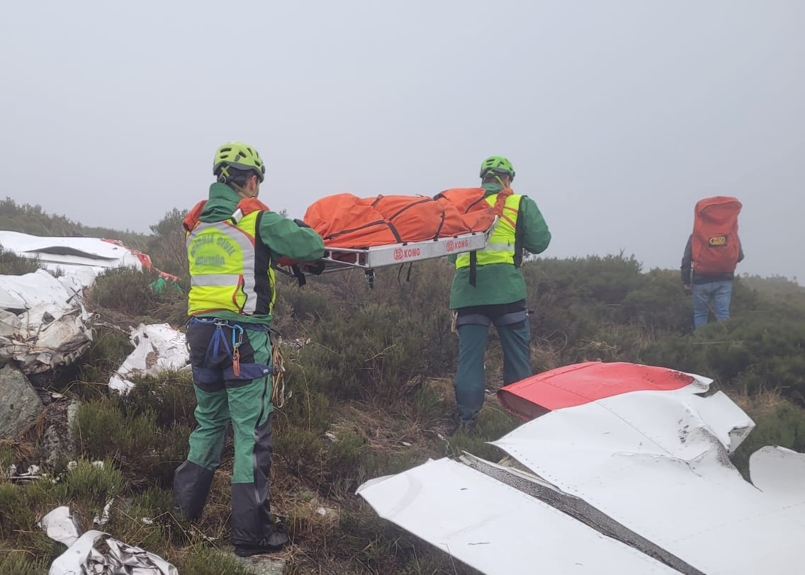 Miembros del Greim, del Servicio Aéreo de León y de la Guardia Civil de Zamora rescatan el cadáver del piloto fallecido. 