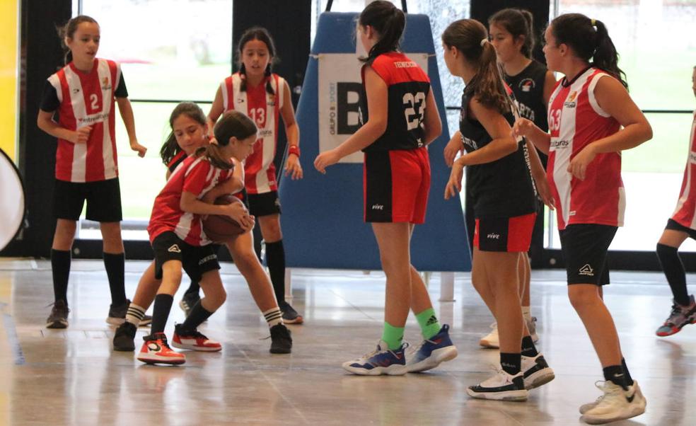 El Palacio de Exposiciones de León ha acogido la tercera jornada del Júnior NBA, que se celebra este sábado y domingo.