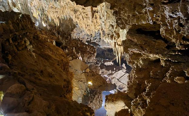 Galería. Interior de la cueva de Valporquero.