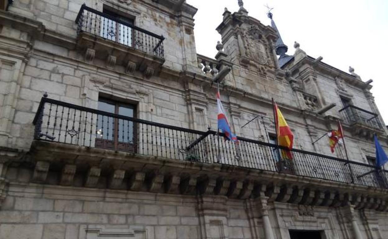 Imagen de archivo de la fachada principal del Ayuntamiento de Ponferrada. 