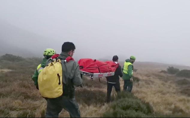 Miembros del Greim, del Servicio Aéreo de León y de la Guardia Civil de Zamora rescatan el cadáver del piloto fallecido. 