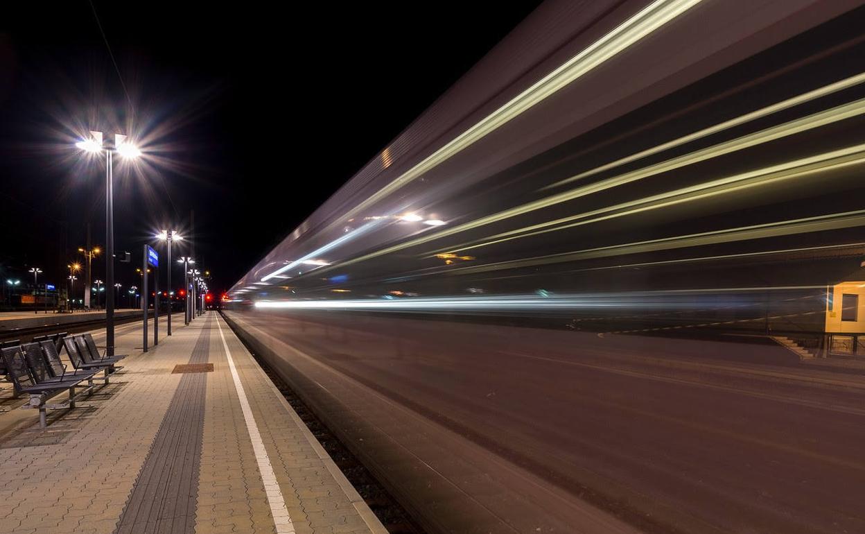 El Gobierno central descarta implantar trenes nocturnos porque «serían inviables», pero «dilapida millones en AVE deficitarios»