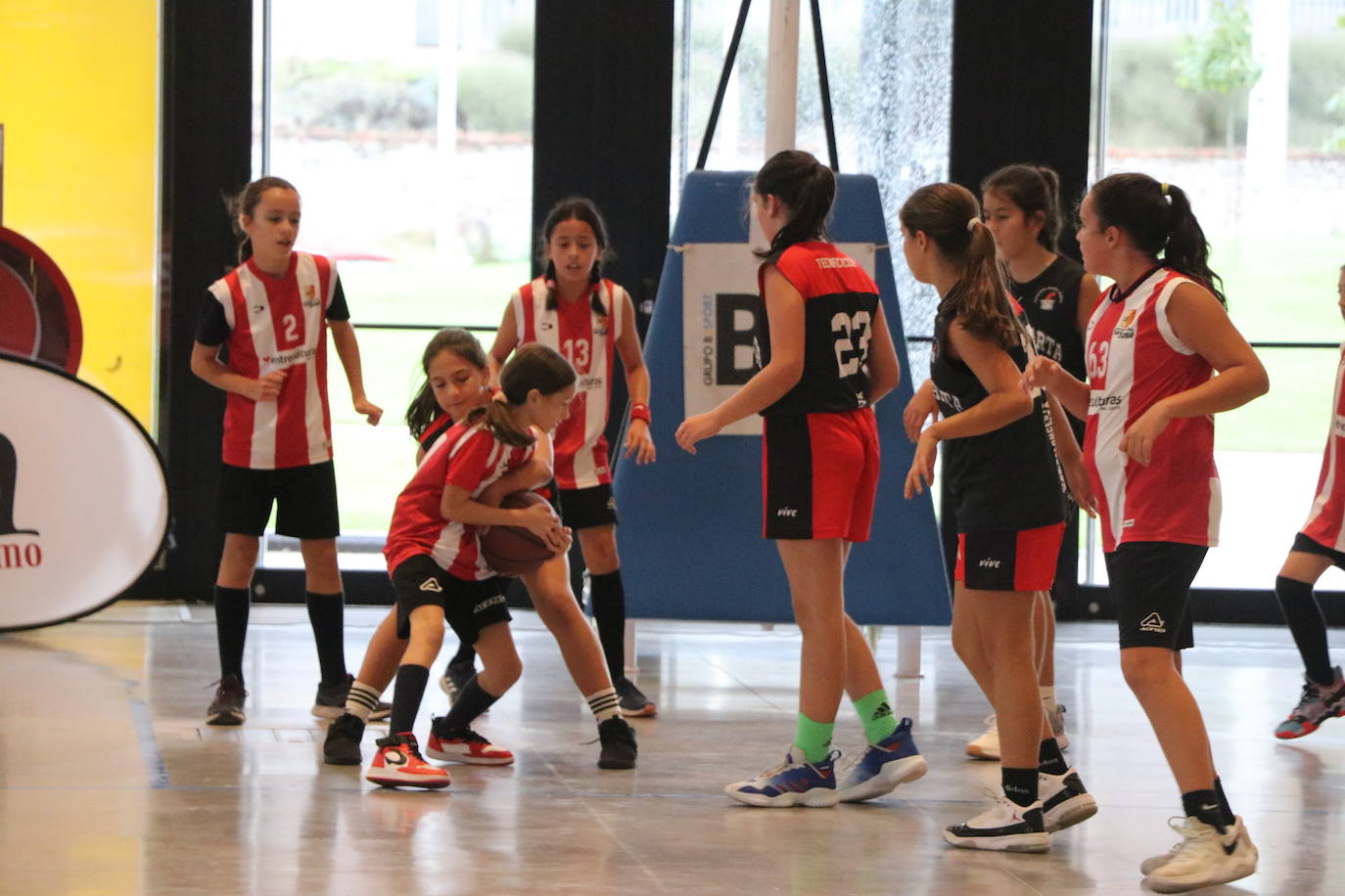 El Palacio de Exposiciones de León acoge este sábado y domingo el Júnior NBA, donde más de 800 niños y niñas disfrutarán del baloncesto