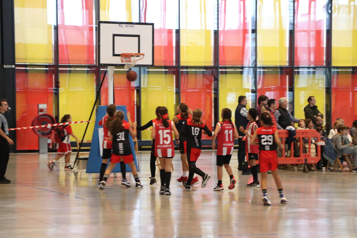 El Palacio de Exposiciones de León acoge este sábado y domingo el Júnior NBA, donde más de 800 niños y niñas disfrutarán del baloncesto