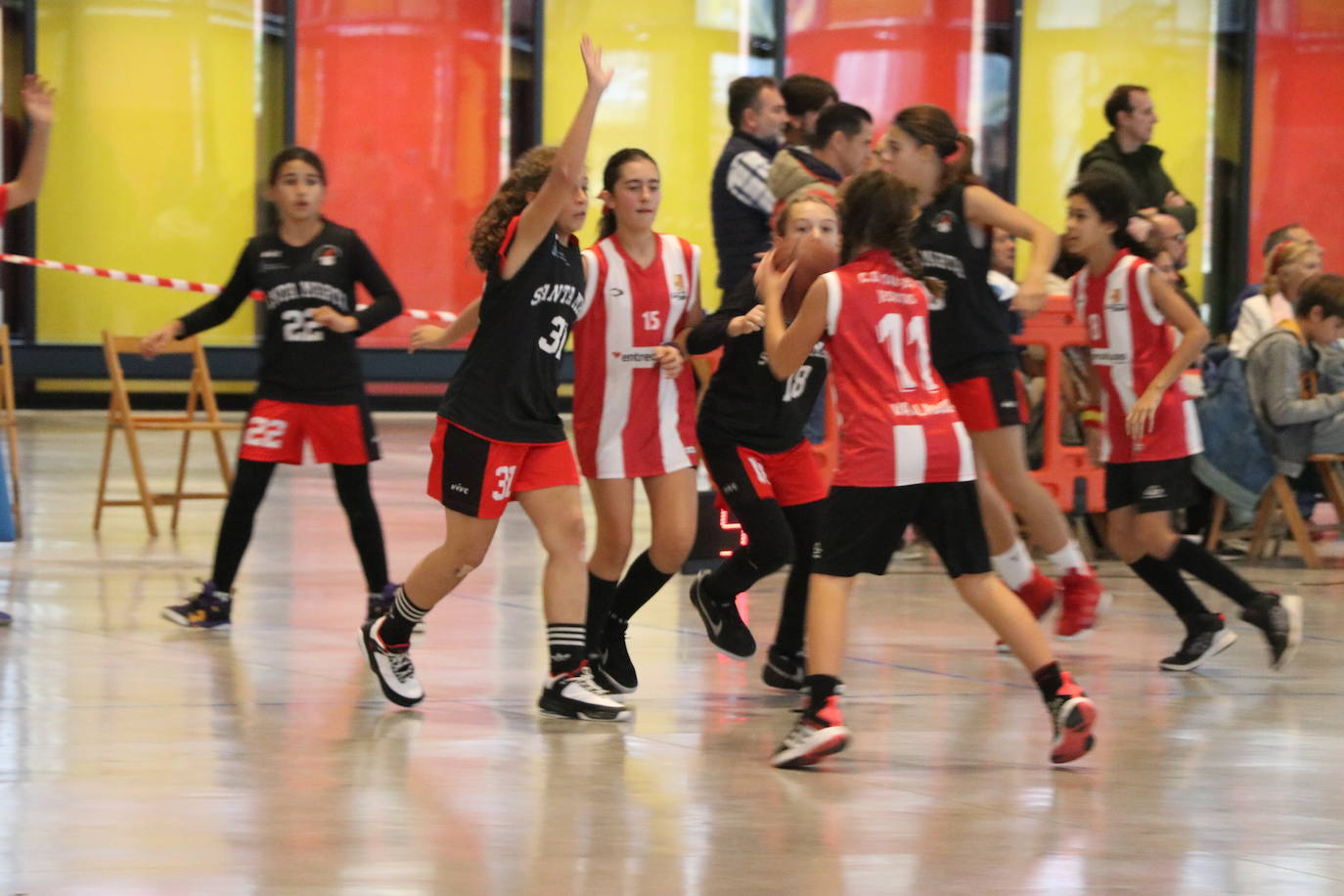 El Palacio de Exposiciones de León acoge este sábado y domingo el Júnior NBA, donde más de 800 niños y niñas disfrutarán del baloncesto