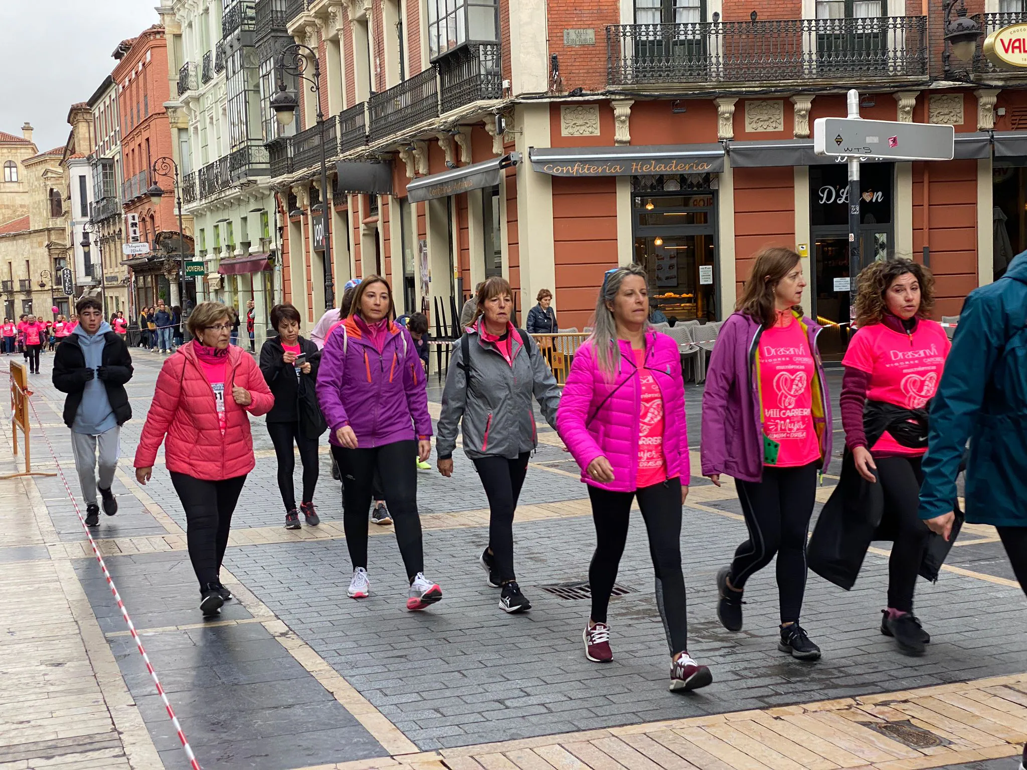 Fotos: VIII Carrera de la Mujer Contra el Cáncer de Mama desde calle Ancha, Santo Domingo y Catedral