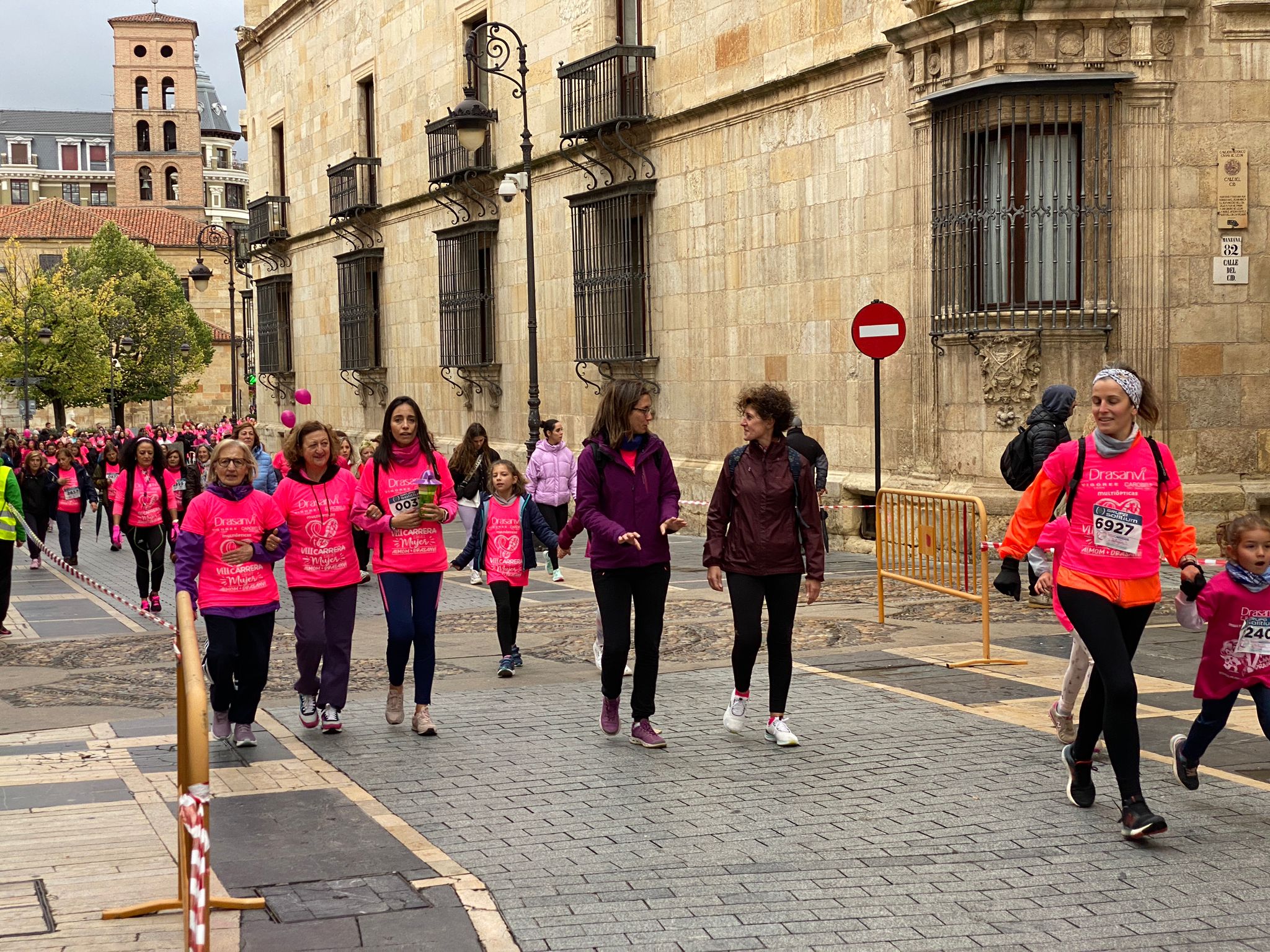 Fotos: VIII Carrera de la Mujer Contra el Cáncer de Mama desde calle Ancha, Santo Domingo y Catedral