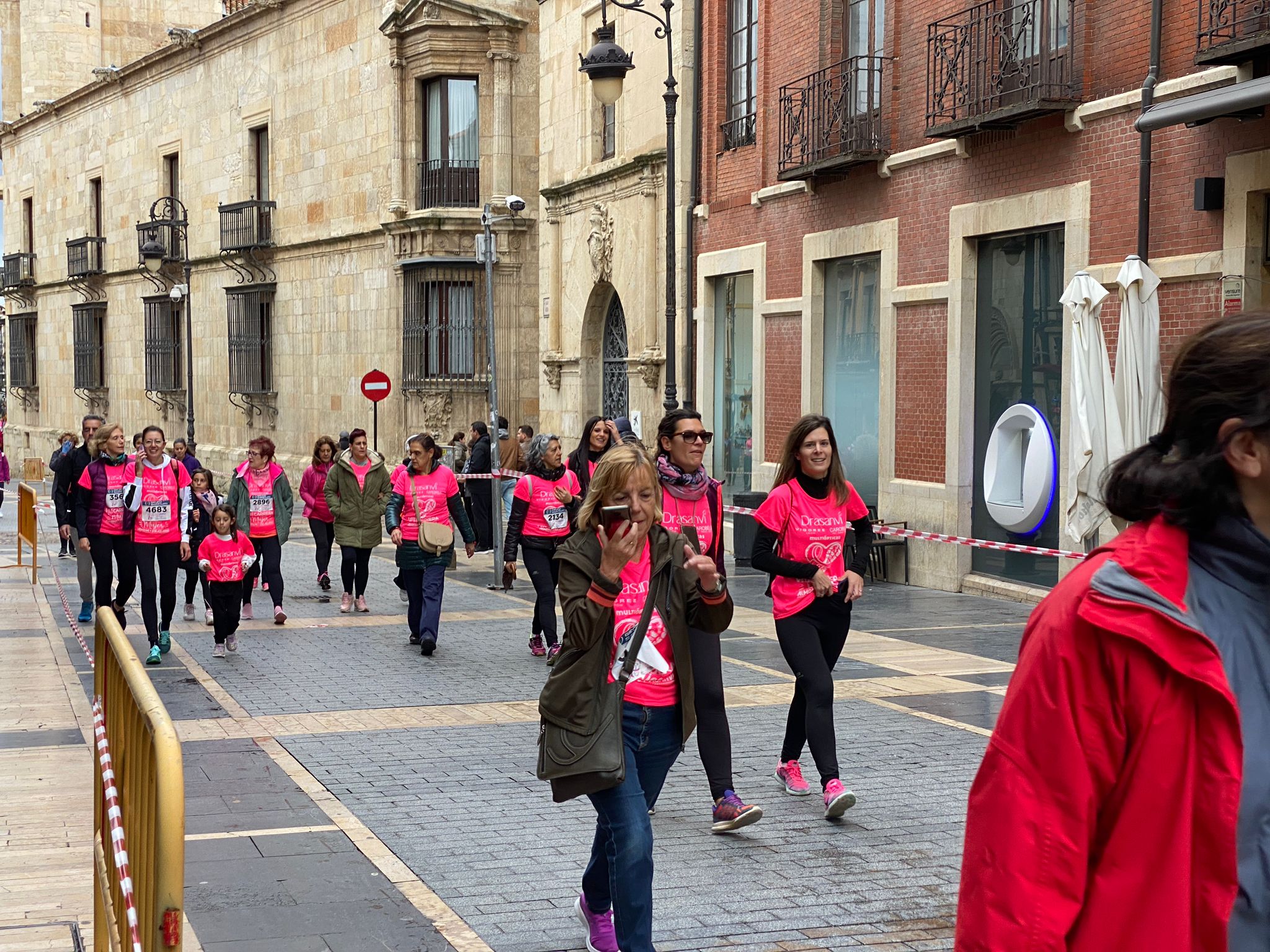 Fotos: VIII Carrera de la Mujer Contra el Cáncer de Mama desde calle Ancha, Santo Domingo y Catedral