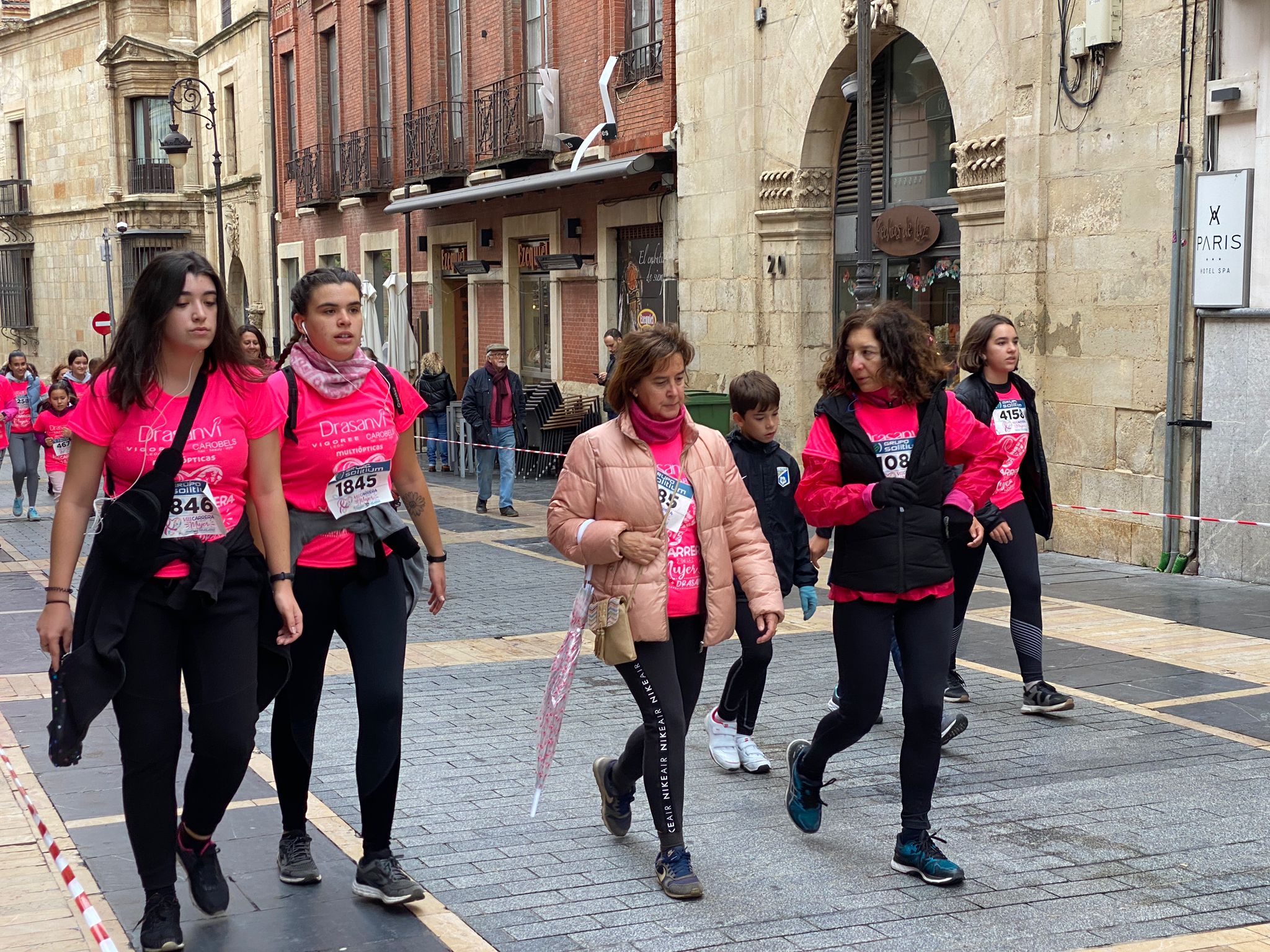 Fotos: VIII Carrera de la Mujer Contra el Cáncer de Mama desde calle Ancha, Santo Domingo y Catedral