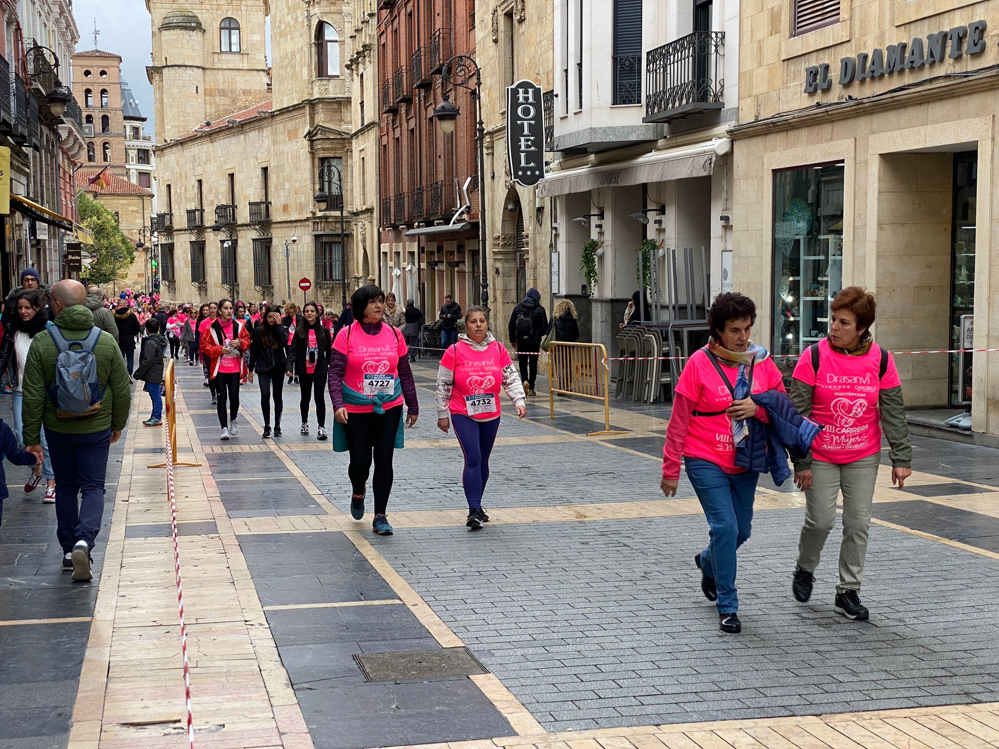 Fotos: VIII Carrera de la Mujer Contra el Cáncer de Mama desde calle Ancha, Santo Domingo y Catedral