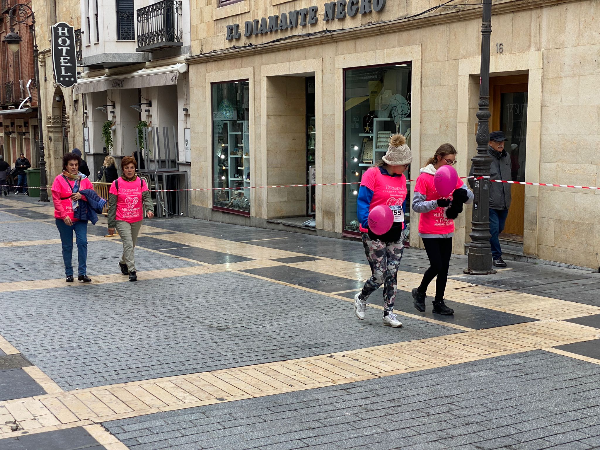 Fotos: VIII Carrera de la Mujer Contra el Cáncer de Mama desde calle Ancha, Santo Domingo y Catedral