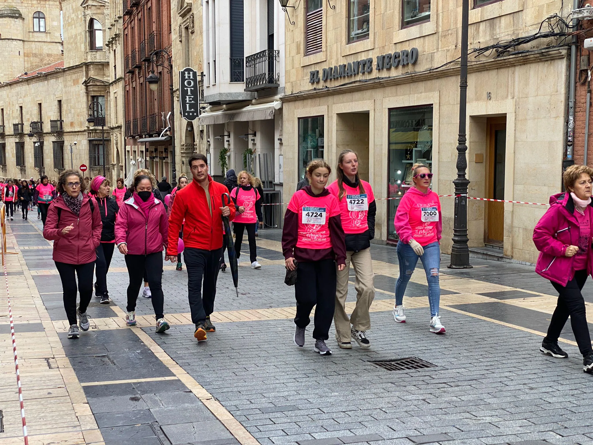 Fotos: VIII Carrera de la Mujer Contra el Cáncer de Mama desde calle Ancha, Santo Domingo y Catedral