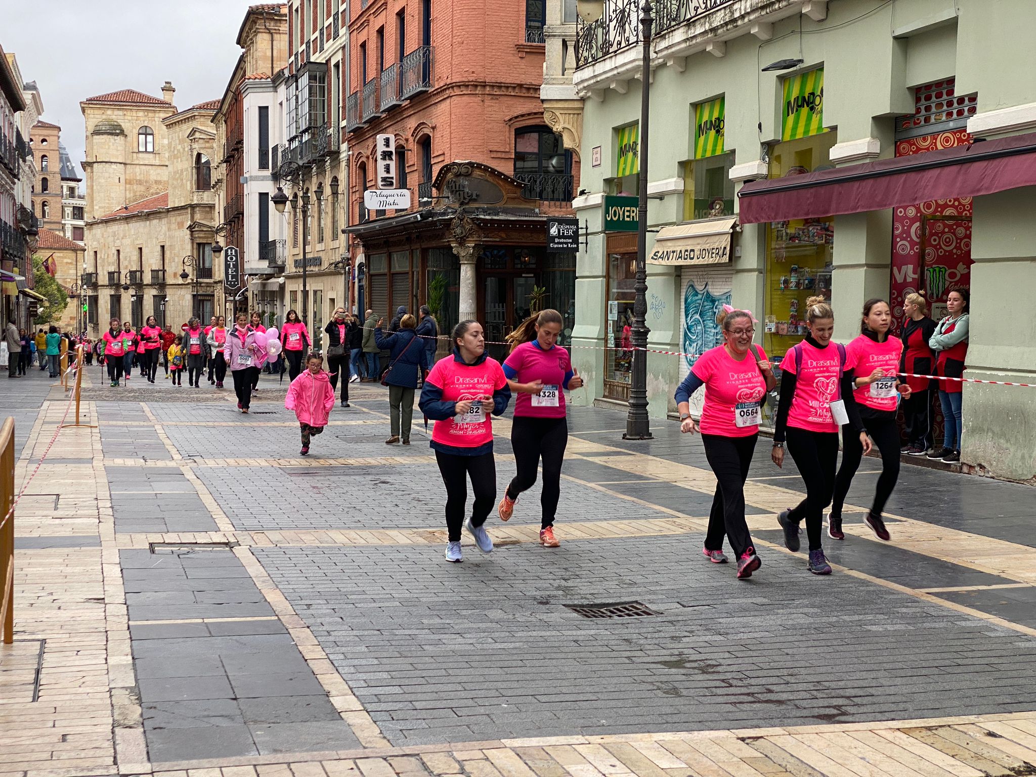 Fotos: VIII Carrera de la Mujer Contra el Cáncer de Mama desde calle Ancha, Santo Domingo y Catedral