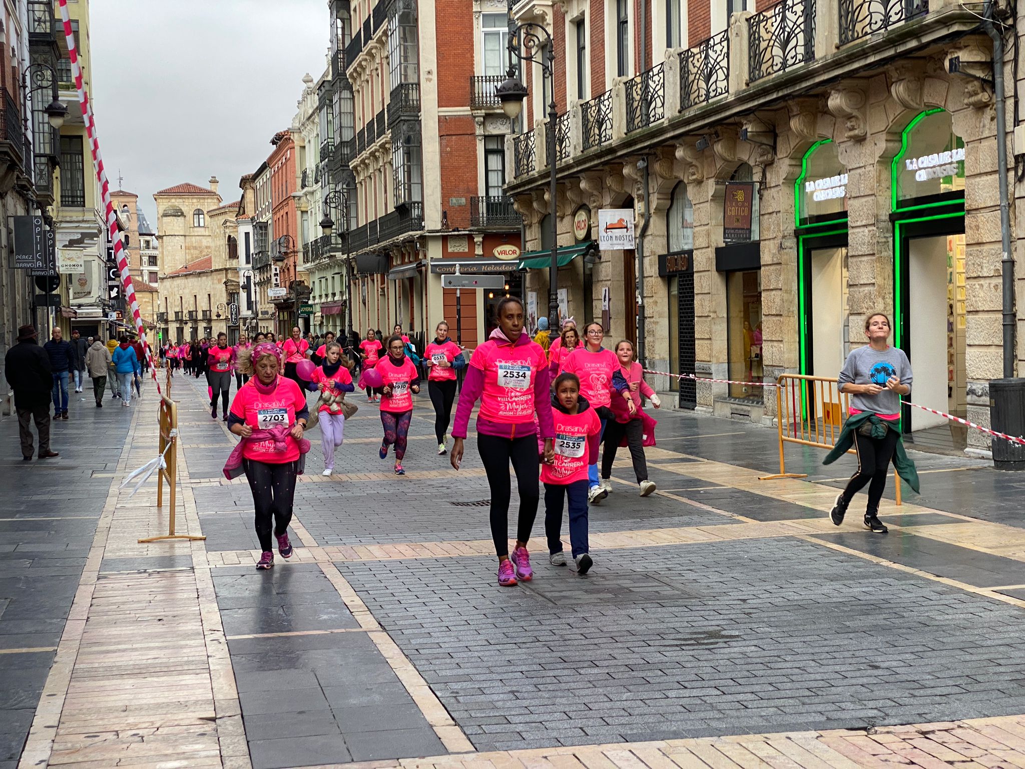 Fotos: VIII Carrera de la Mujer Contra el Cáncer de Mama desde calle Ancha, Santo Domingo y Catedral