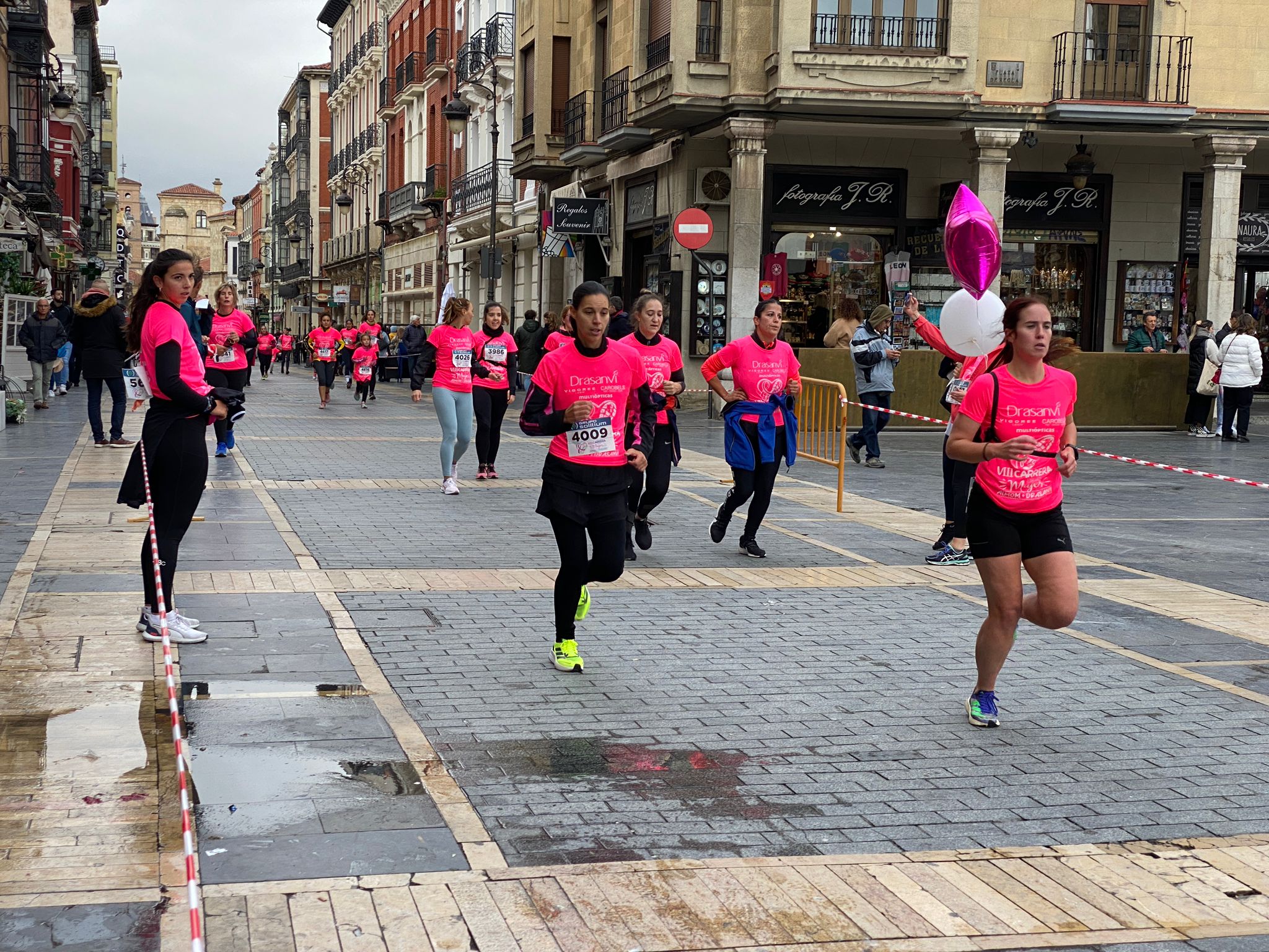 Fotos: VIII Carrera de la Mujer Contra el Cáncer de Mama desde calle Ancha, Santo Domingo y Catedral