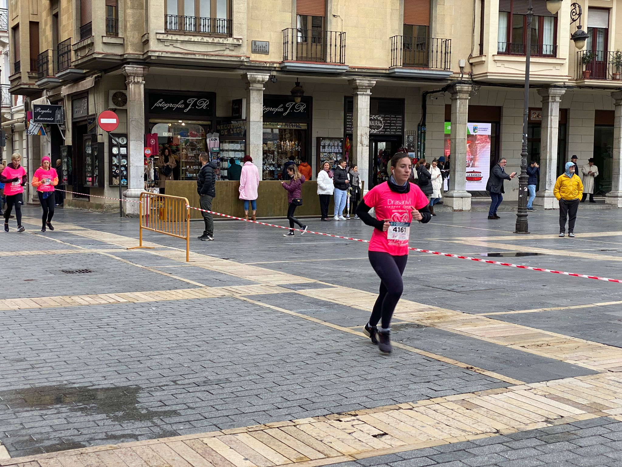 Fotos: VIII Carrera de la Mujer Contra el Cáncer de Mama desde calle Ancha, Santo Domingo y Catedral