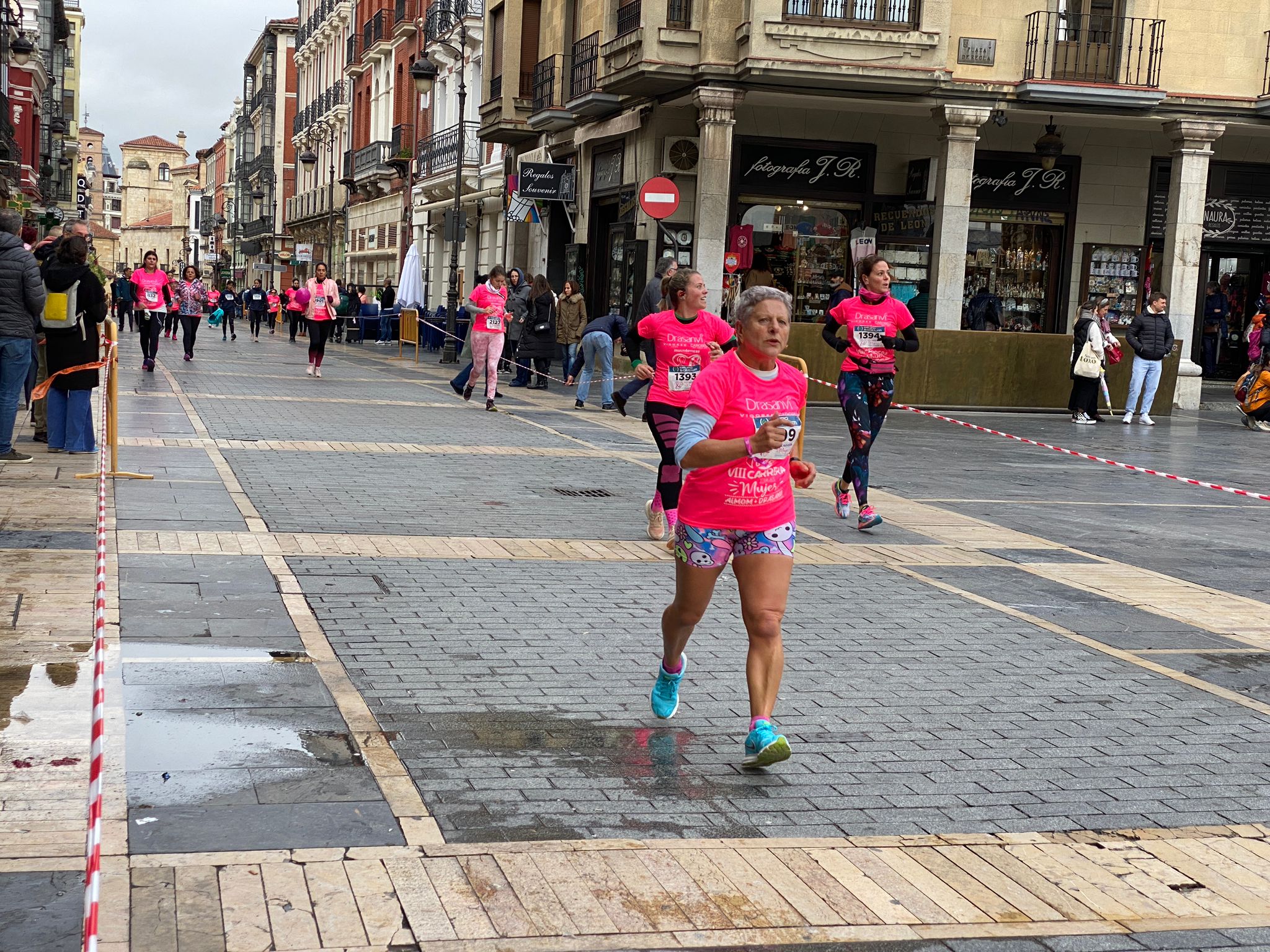 Fotos: VIII Carrera de la Mujer Contra el Cáncer de Mama desde calle Ancha, Santo Domingo y Catedral