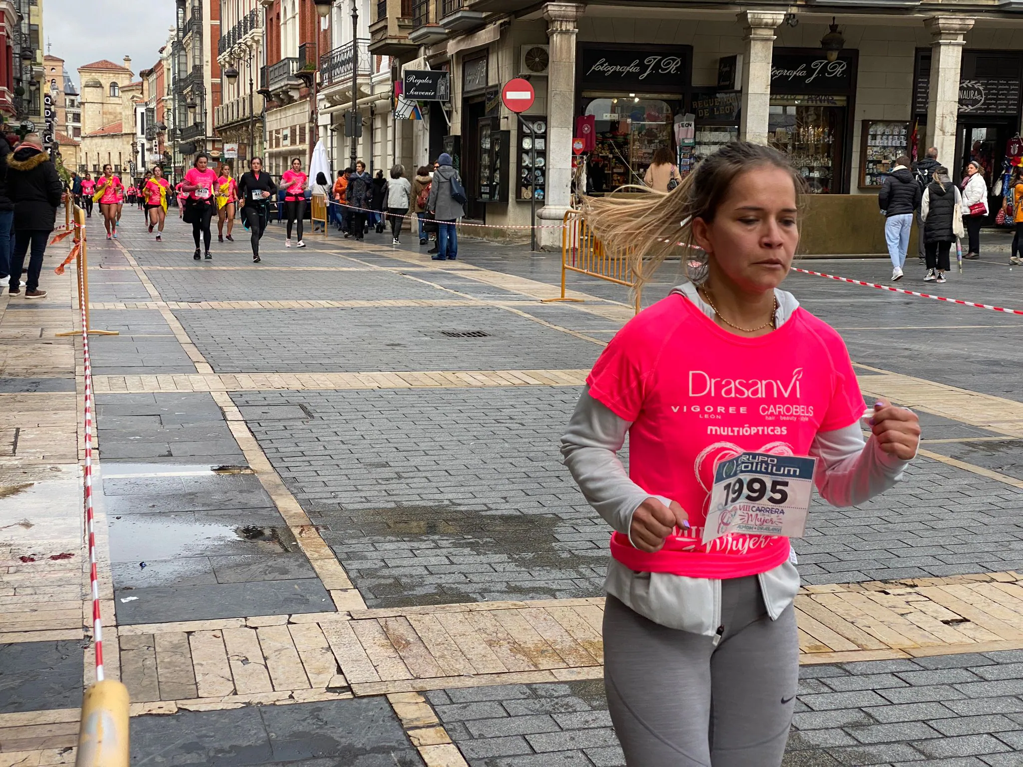 Fotos: VIII Carrera de la Mujer Contra el Cáncer de Mama desde calle Ancha, Santo Domingo y Catedral