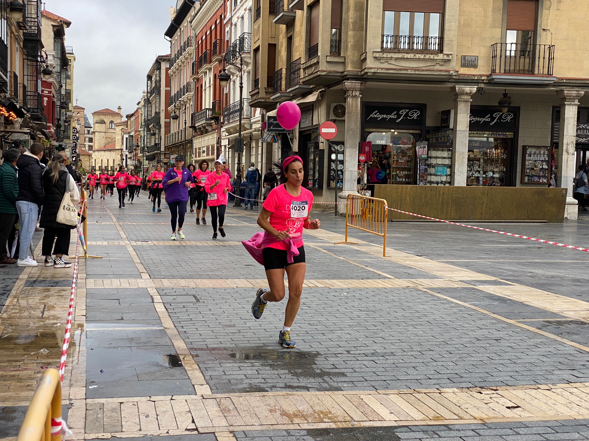 Fotos: VIII Carrera de la Mujer Contra el Cáncer de Mama desde calle Ancha, Santo Domingo y Catedral