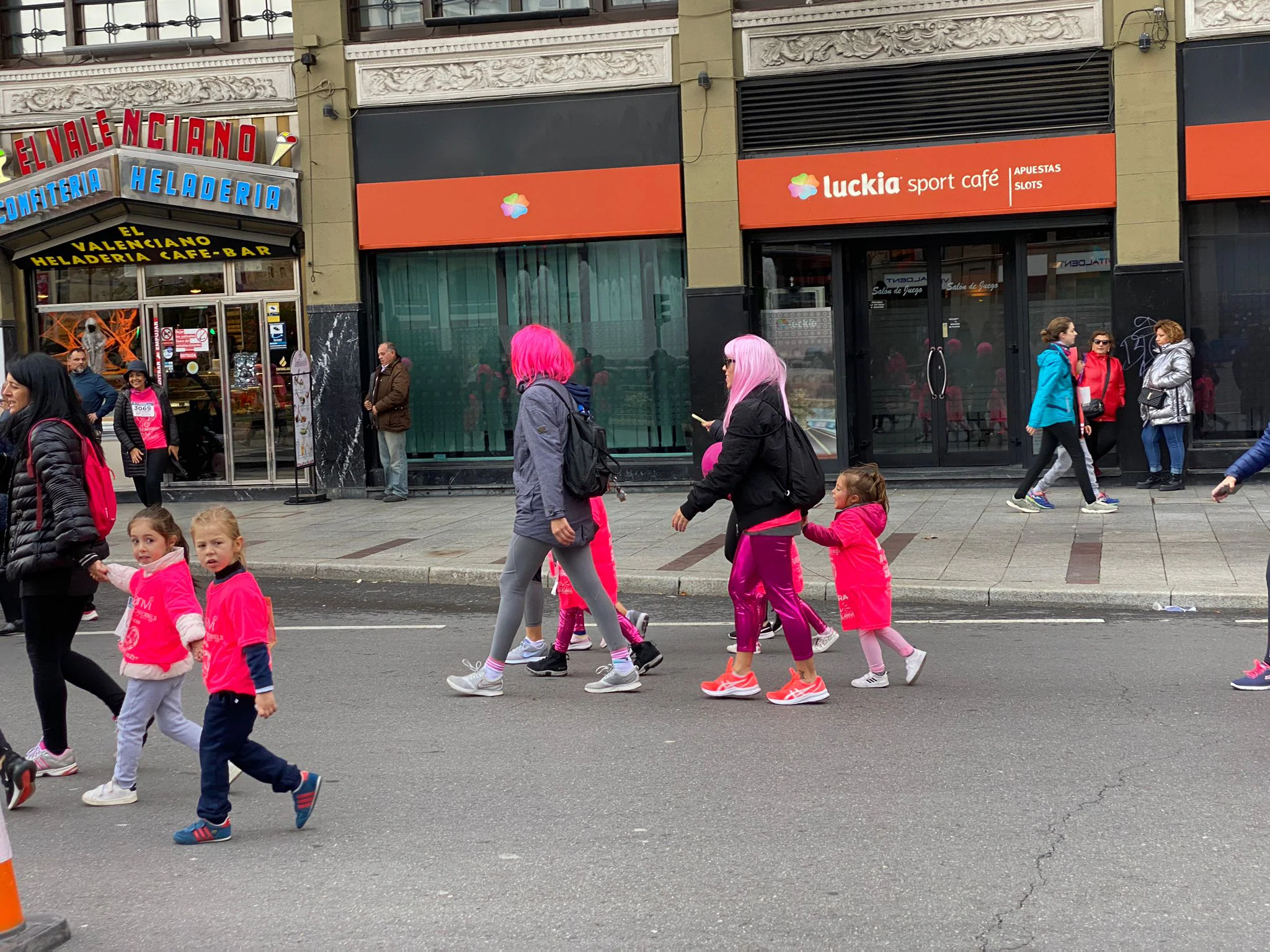 Fotos: VIII Carrera de la Mujer Contra el Cáncer de Mama desde calle Ancha, Santo Domingo y Catedral