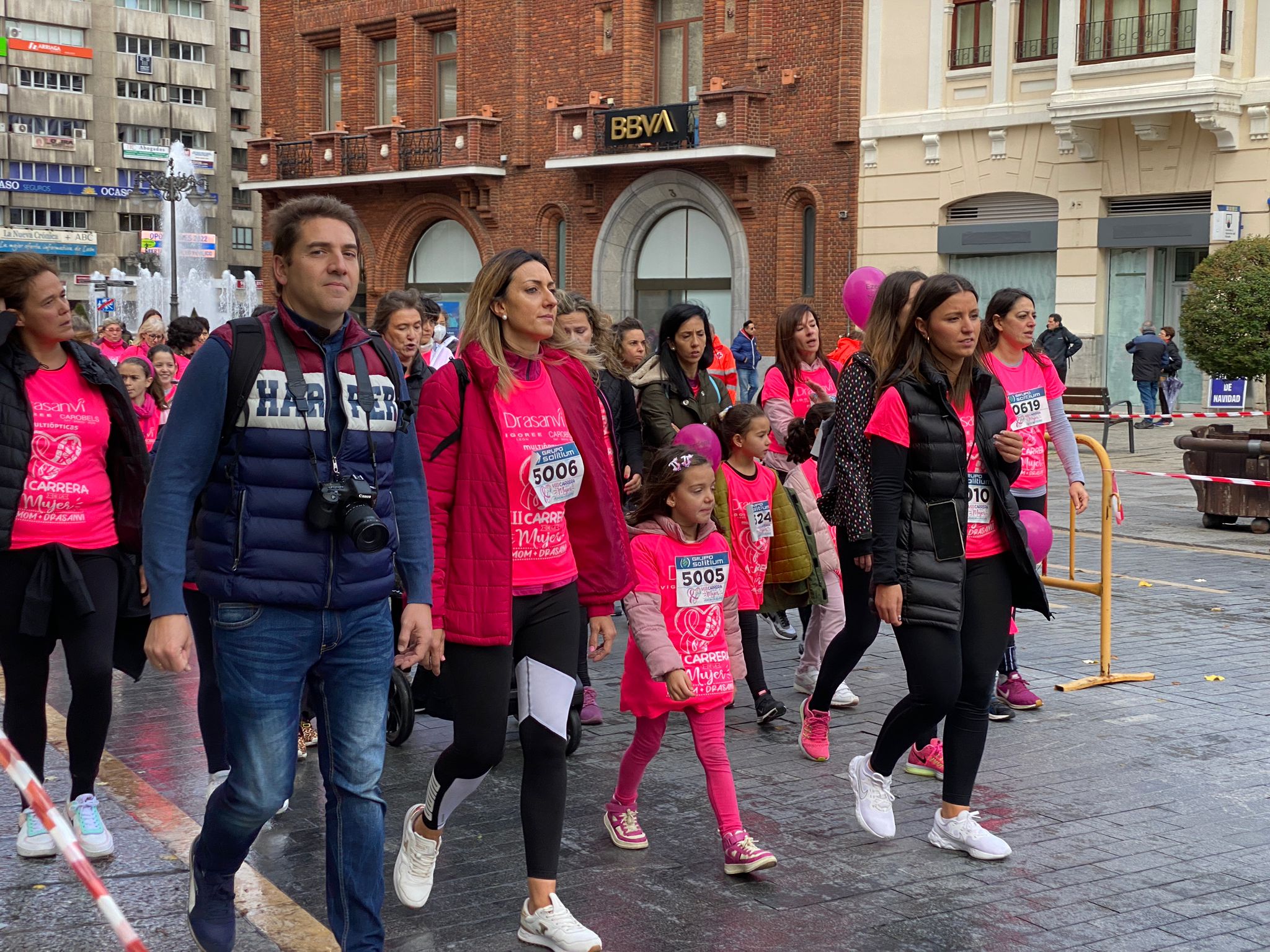 Fotos: VIII Carrera de la Mujer Contra el Cáncer de Mama desde calle Ancha, Santo Domingo y Catedral