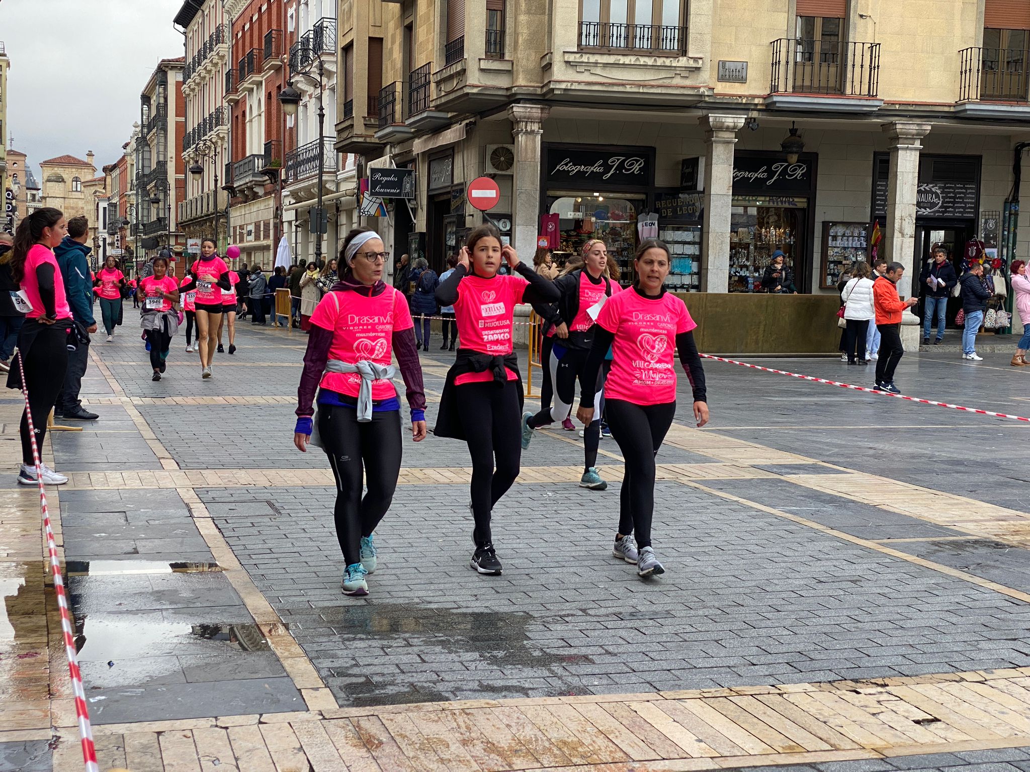 Fotos: VIII Carrera de la Mujer Contra el Cáncer de Mama desde calle Ancha, Santo Domingo y Catedral