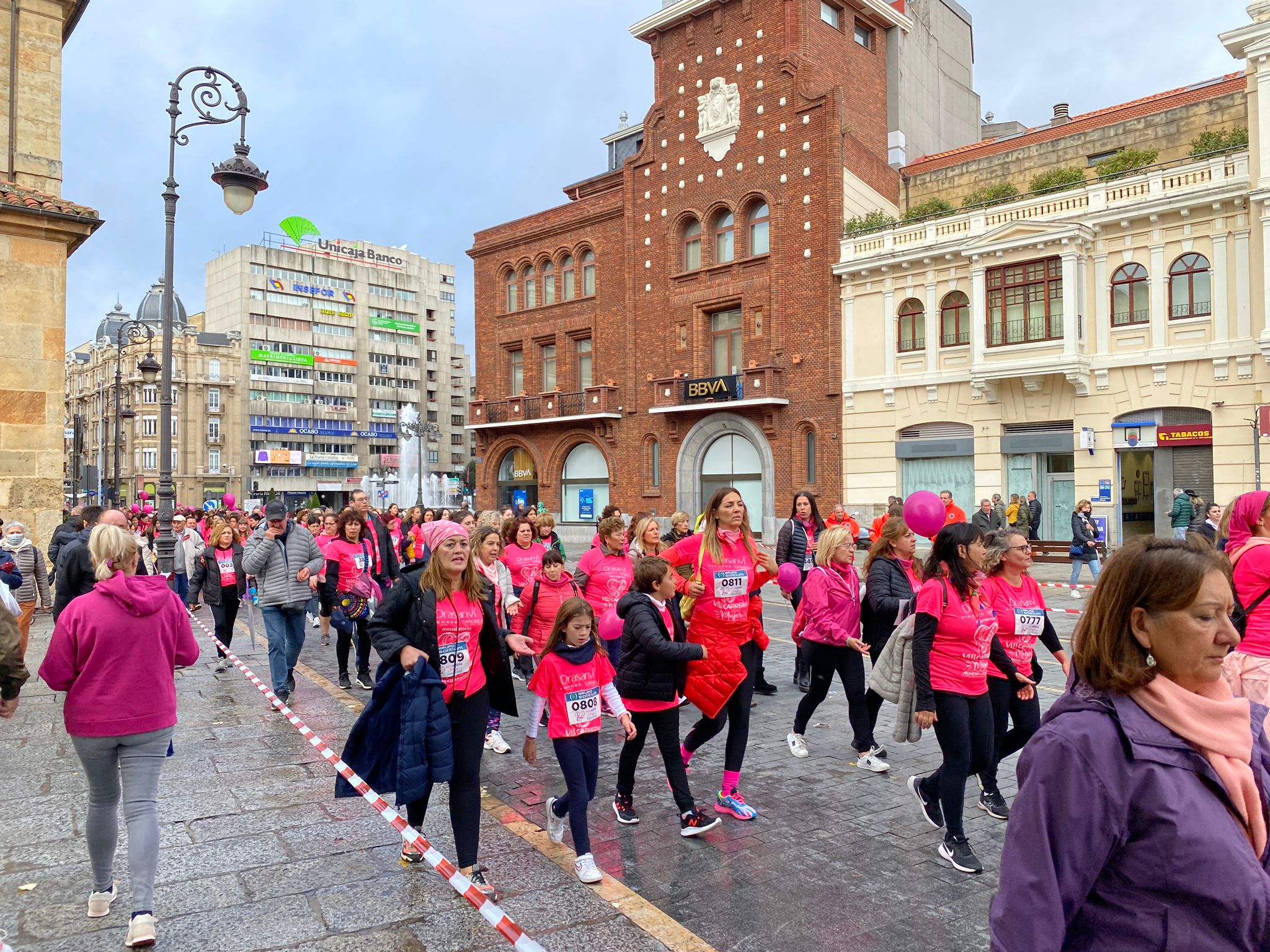 Fotos: VIII Carrera de la Mujer Contra el Cáncer de Mama desde calle Ancha, Santo Domingo y Catedral