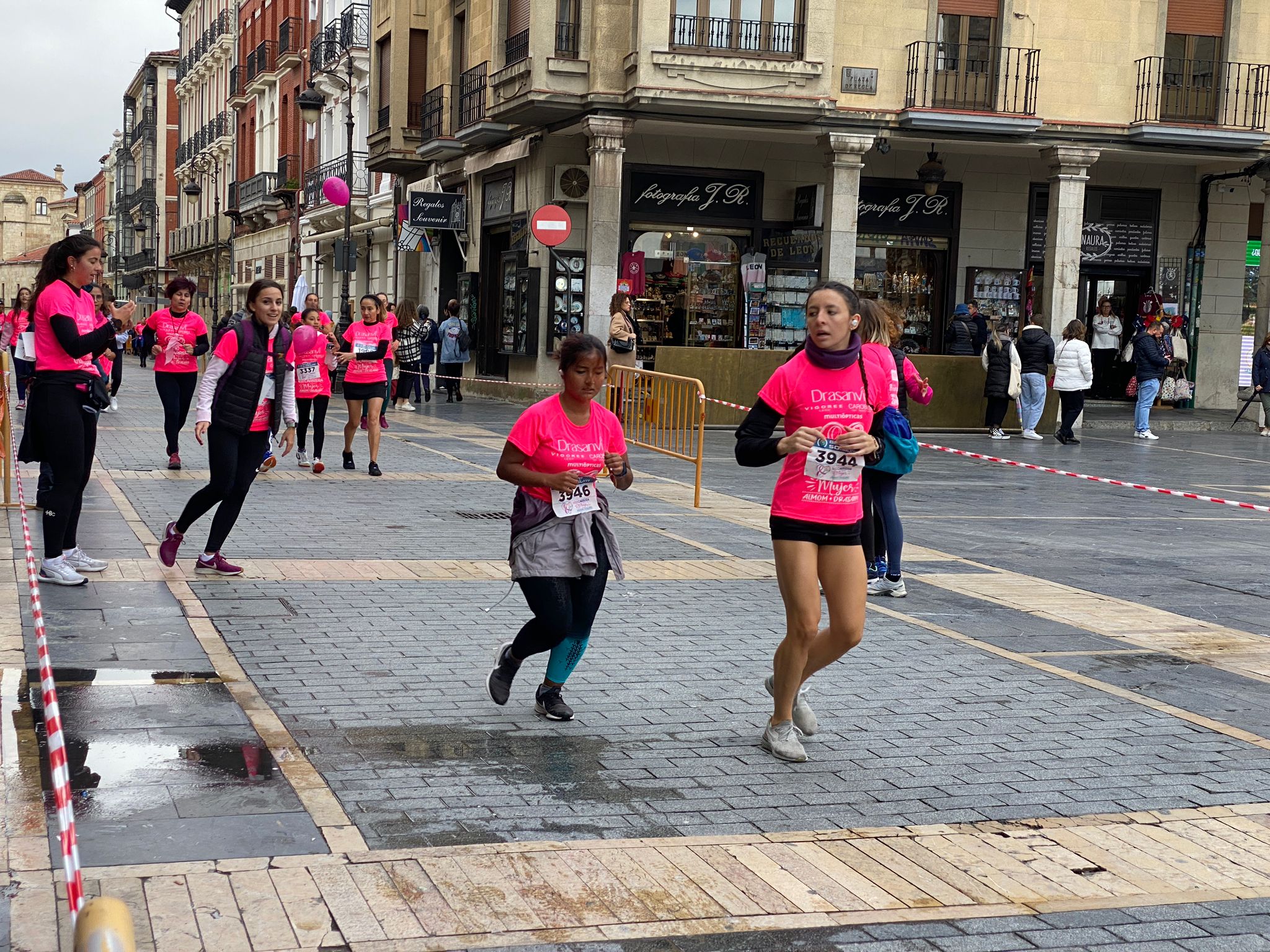 Fotos: VIII Carrera de la Mujer Contra el Cáncer de Mama desde calle Ancha, Santo Domingo y Catedral