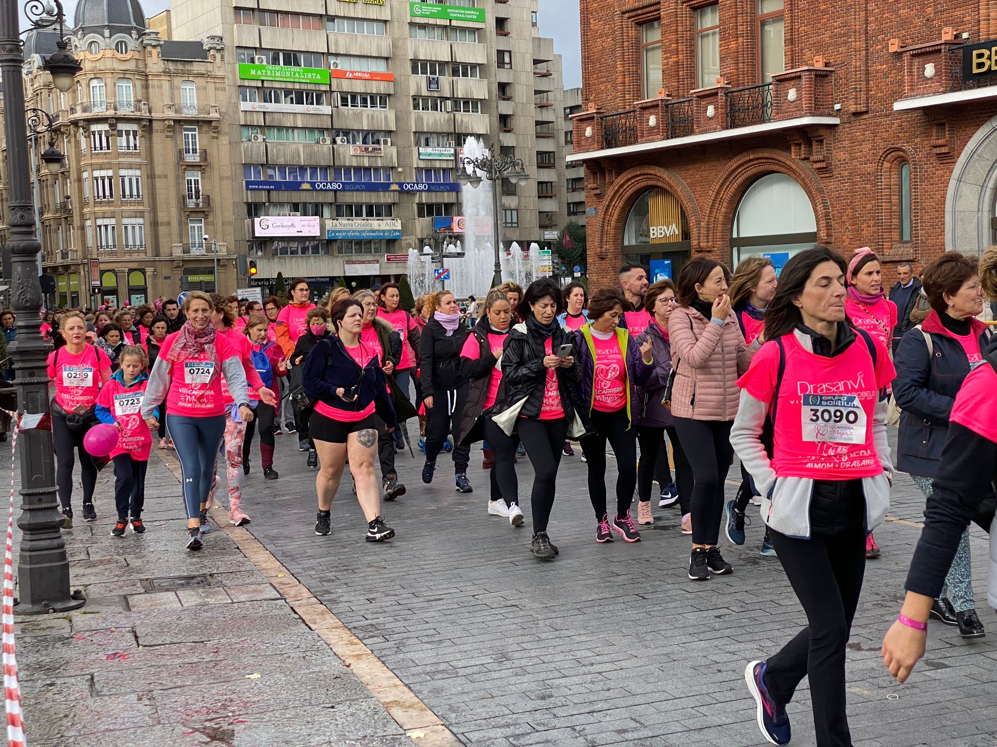 Fotos: VIII Carrera de la Mujer Contra el Cáncer de Mama desde calle Ancha, Santo Domingo y Catedral