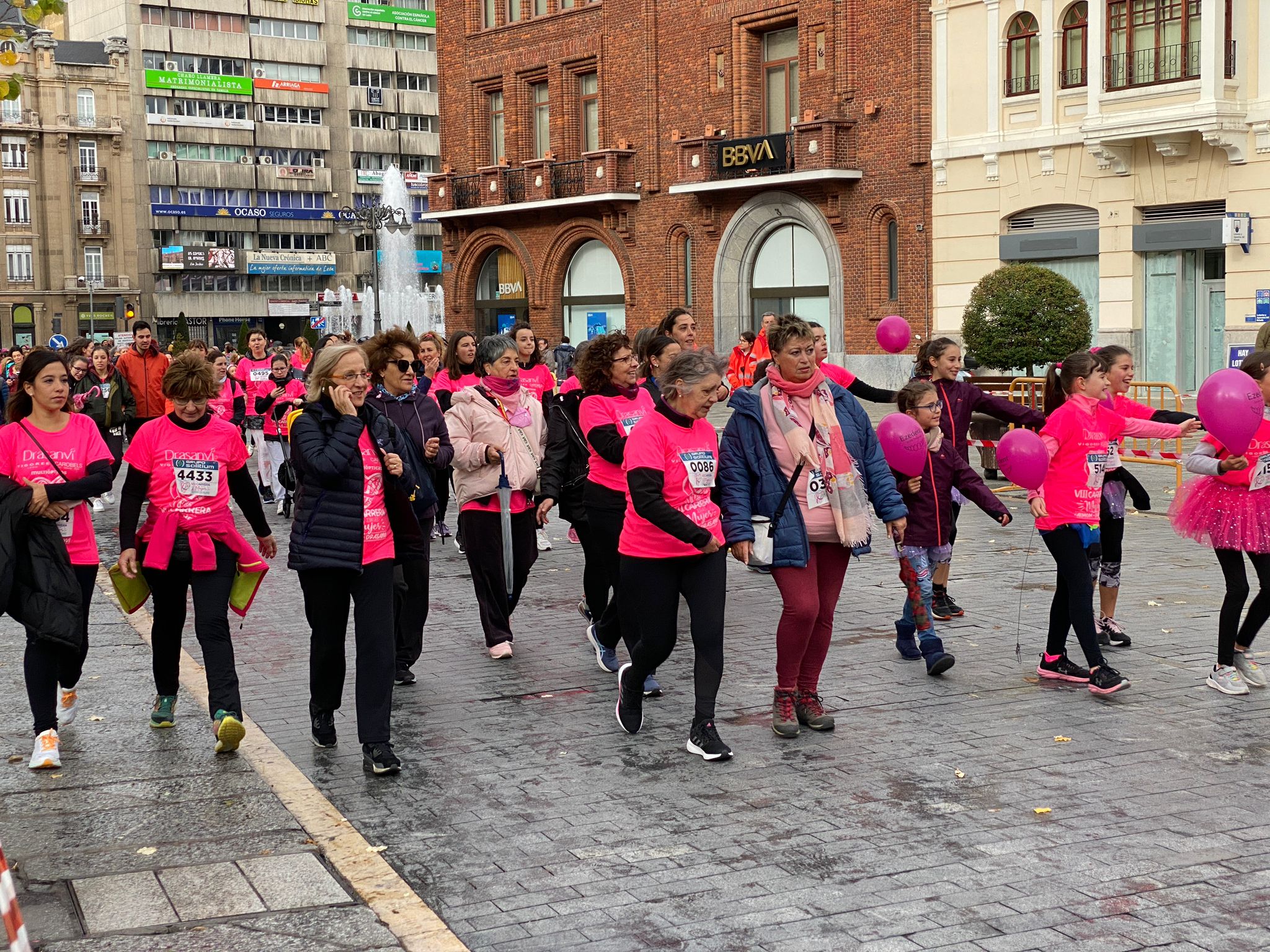 Fotos: VIII Carrera de la Mujer Contra el Cáncer de Mama desde calle Ancha, Santo Domingo y Catedral