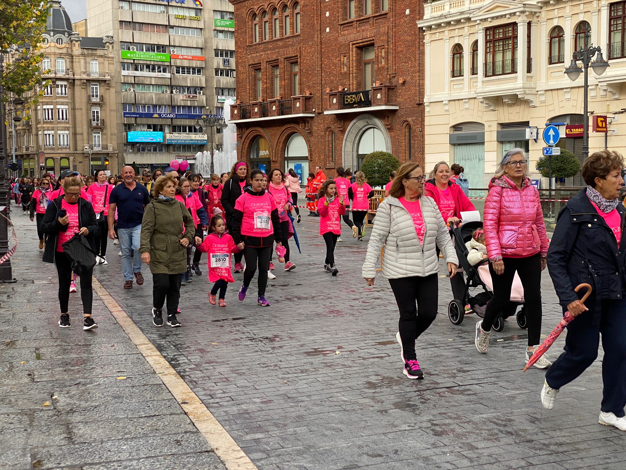 Fotos: VIII Carrera de la Mujer Contra el Cáncer de Mama desde calle Ancha, Santo Domingo y Catedral