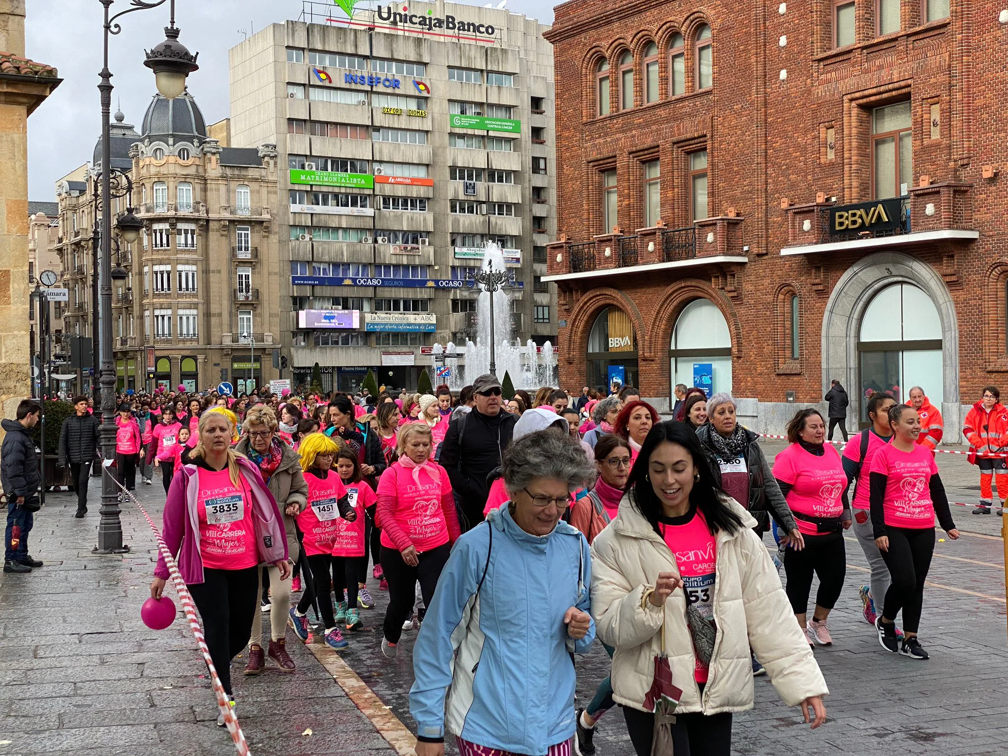 Fotos: VIII Carrera de la Mujer Contra el Cáncer de Mama desde calle Ancha, Santo Domingo y Catedral