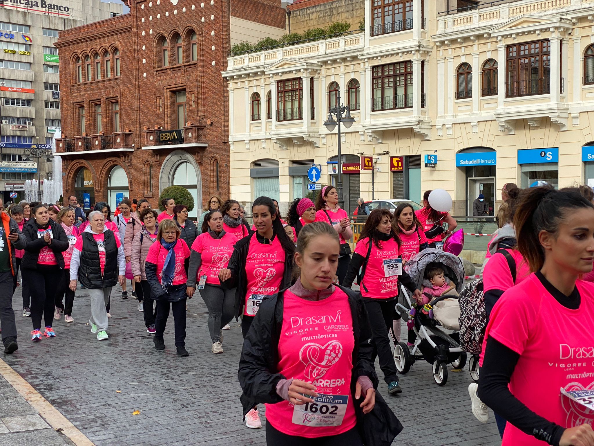 Fotos: VIII Carrera de la Mujer Contra el Cáncer de Mama desde calle Ancha, Santo Domingo y Catedral