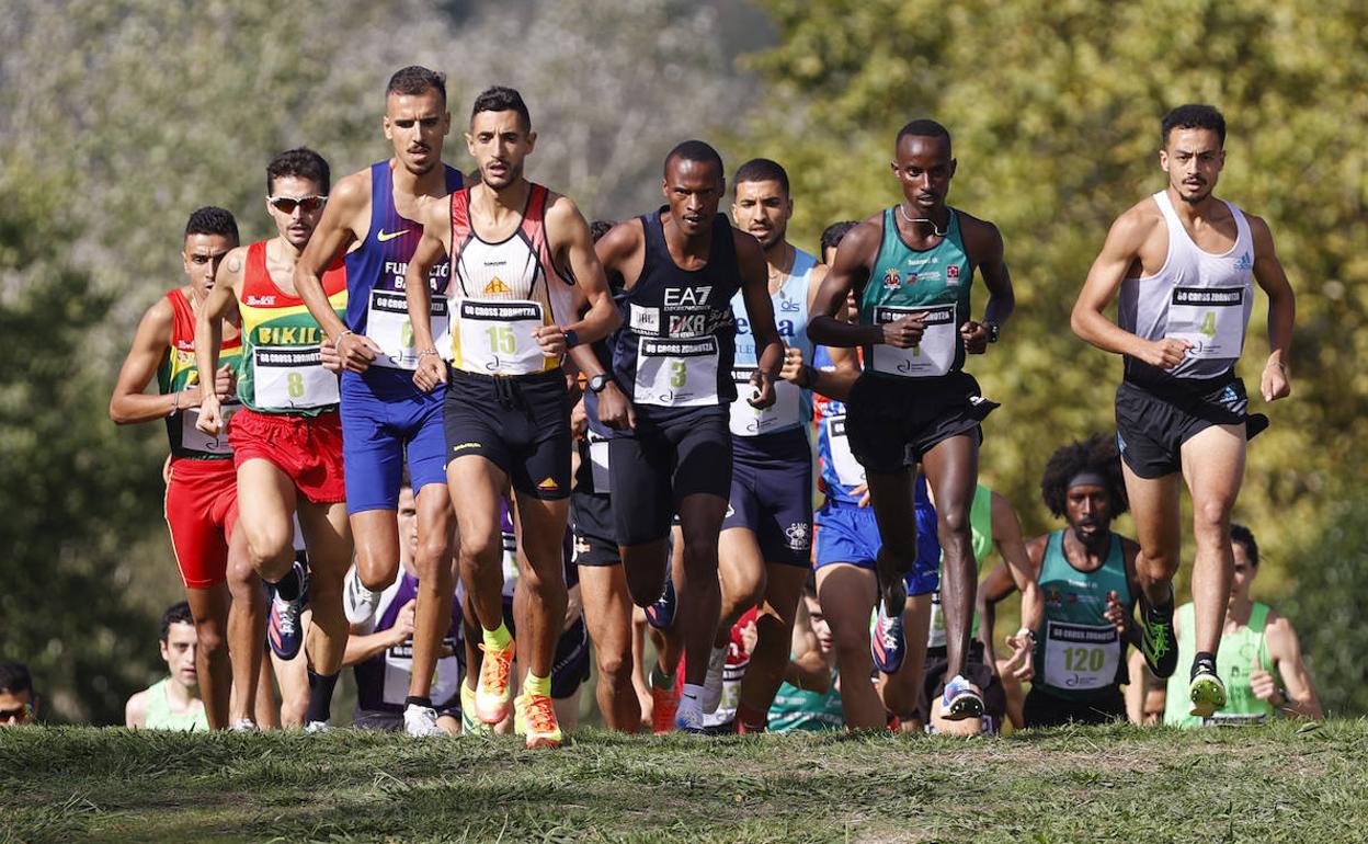 El grupo principal, con Celada a la izquierda, en el Cross de Amorebieta este domingo.