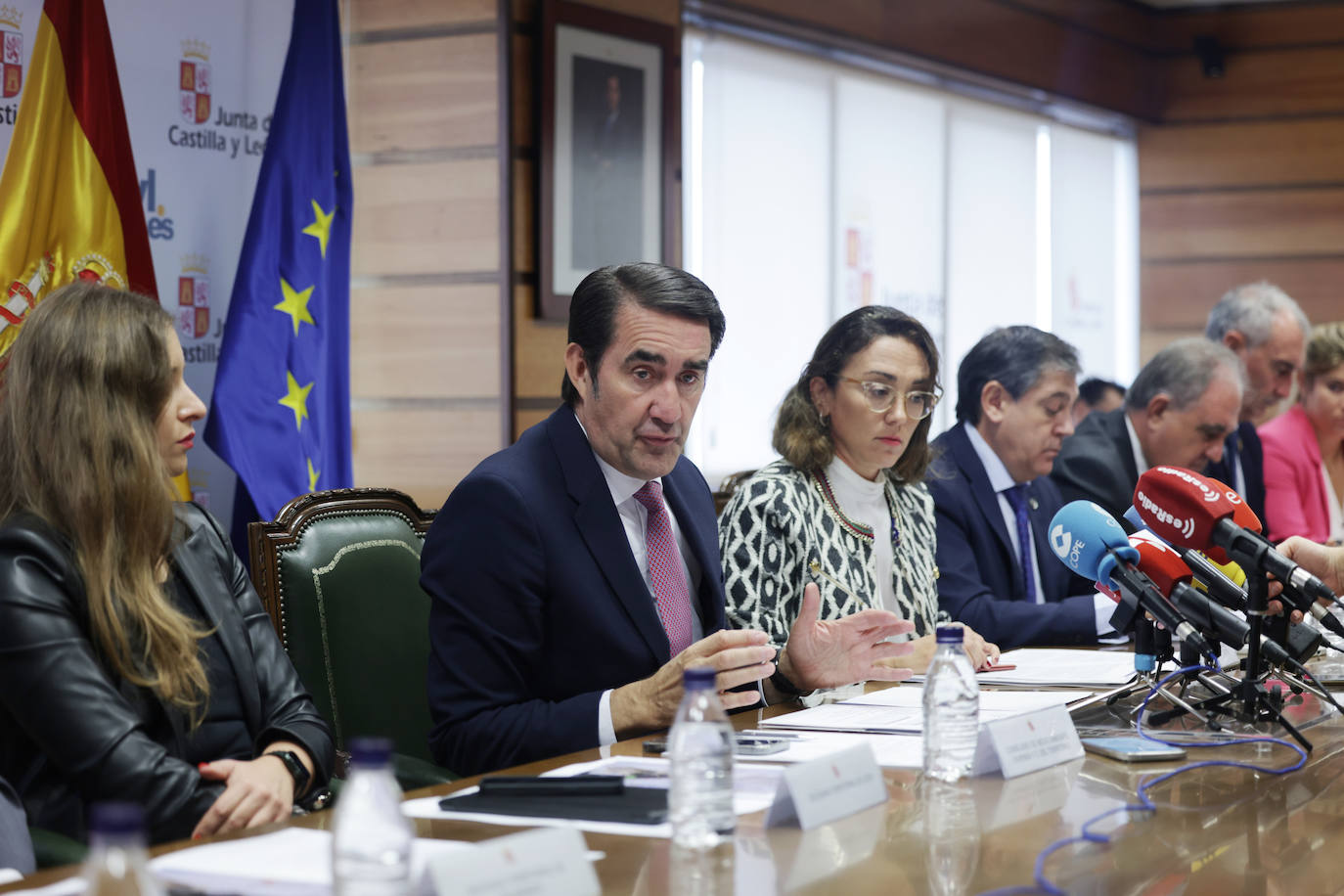 Los consejeros de Medio Ambiente, Vivienda y Ordenación del Territorio, Juan Carlos Suárez-Quiñones, y de Movilidad y Transformación Digital, María González Corral -acompañados por los delegados territoriales de las nueve provincias-, presentan la Campaña de Riesgos Invernales 2022-2023.