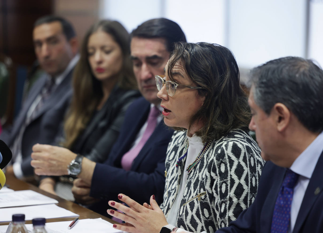 Los consejeros de Medio Ambiente, Vivienda y Ordenación del Territorio, Juan Carlos Suárez-Quiñones, y de Movilidad y Transformación Digital, María González Corral -acompañados por los delegados territoriales de las nueve provincias-, presentan la Campaña de Riesgos Invernales 2022-2023.