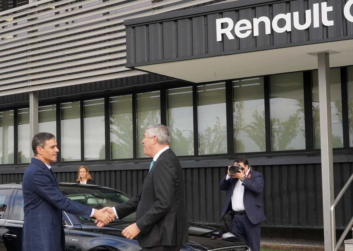 El presidente del Gobierno, Pedro Sánchez, visita el centro de I+D+i de Renault Group en Valladolid.