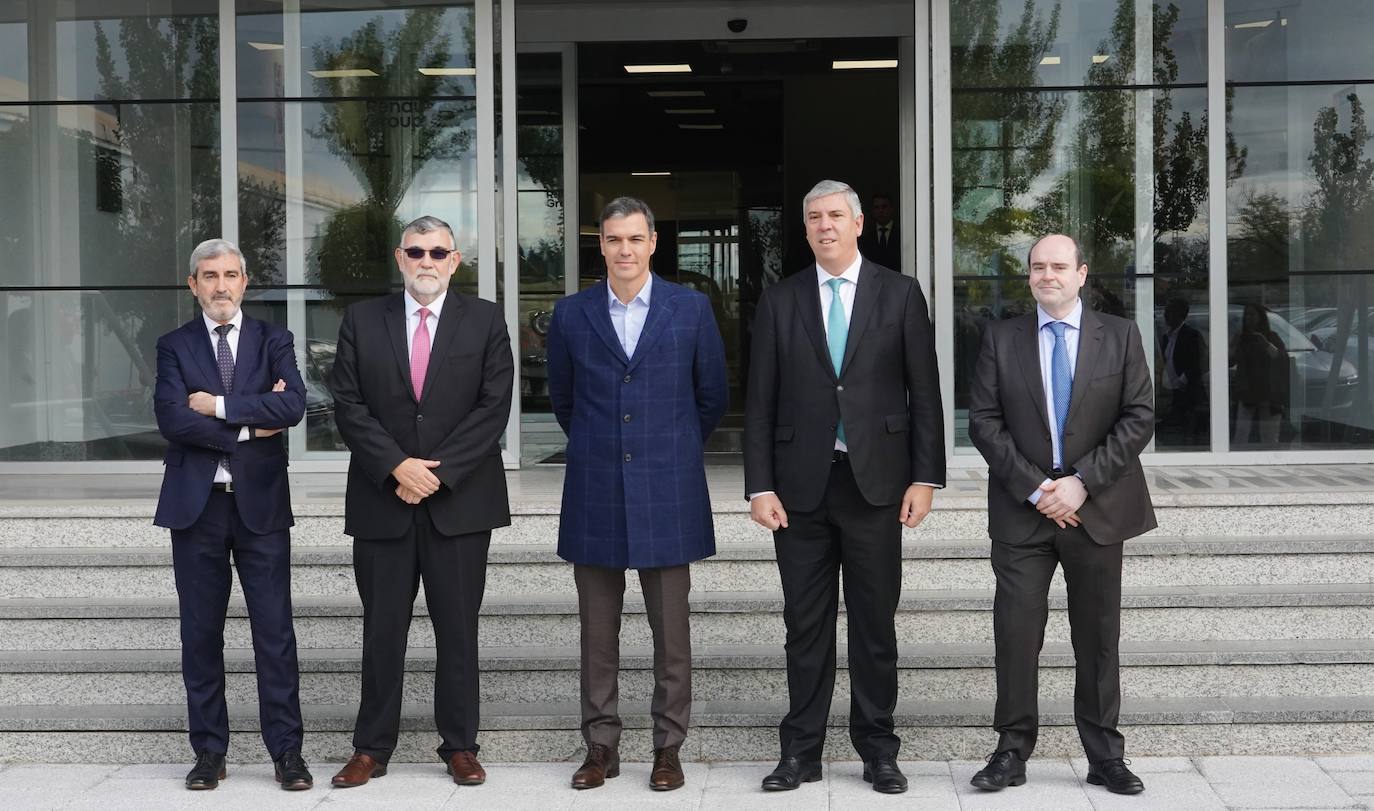 El presidente del Gobierno, Pedro Sánchez, visita el centro de I+D+i de Renault Group en Valladolid.