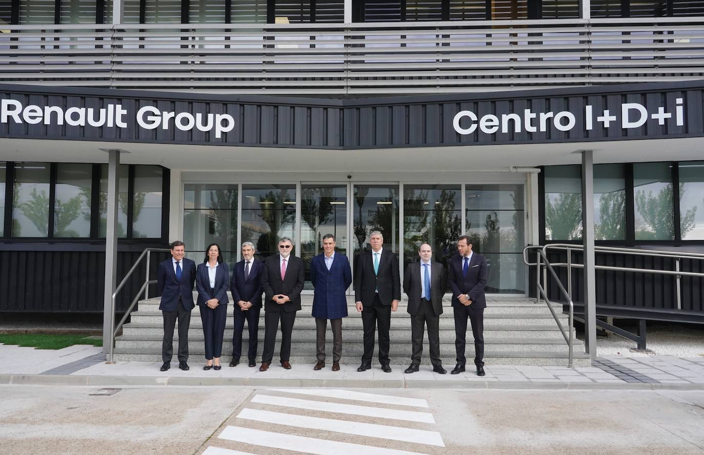 El presidente del Gobierno, Pedro Sánchez, visita el centro de I+D+i de Renault Group en Valladolid.