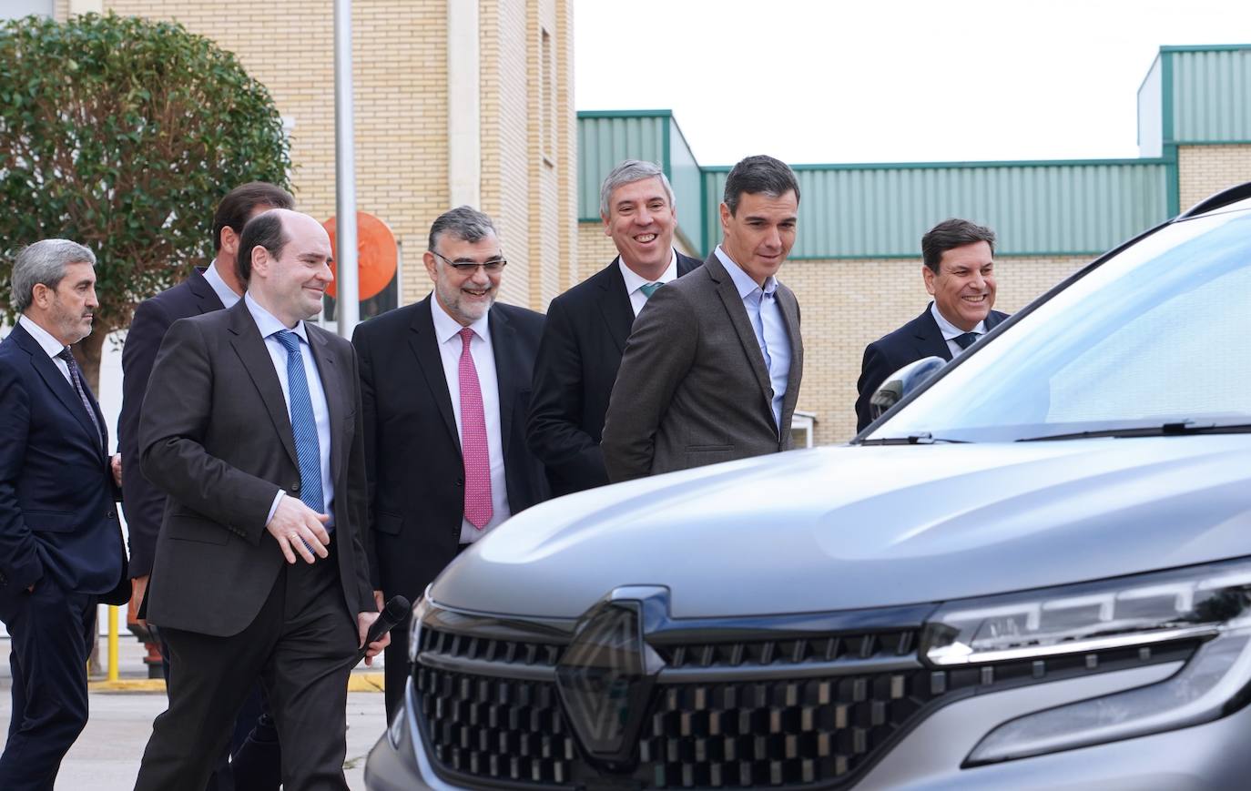 El presidente del Gobierno, Pedro Sánchez, visita el centro de I+D+i de Renault Group en Valladolid.