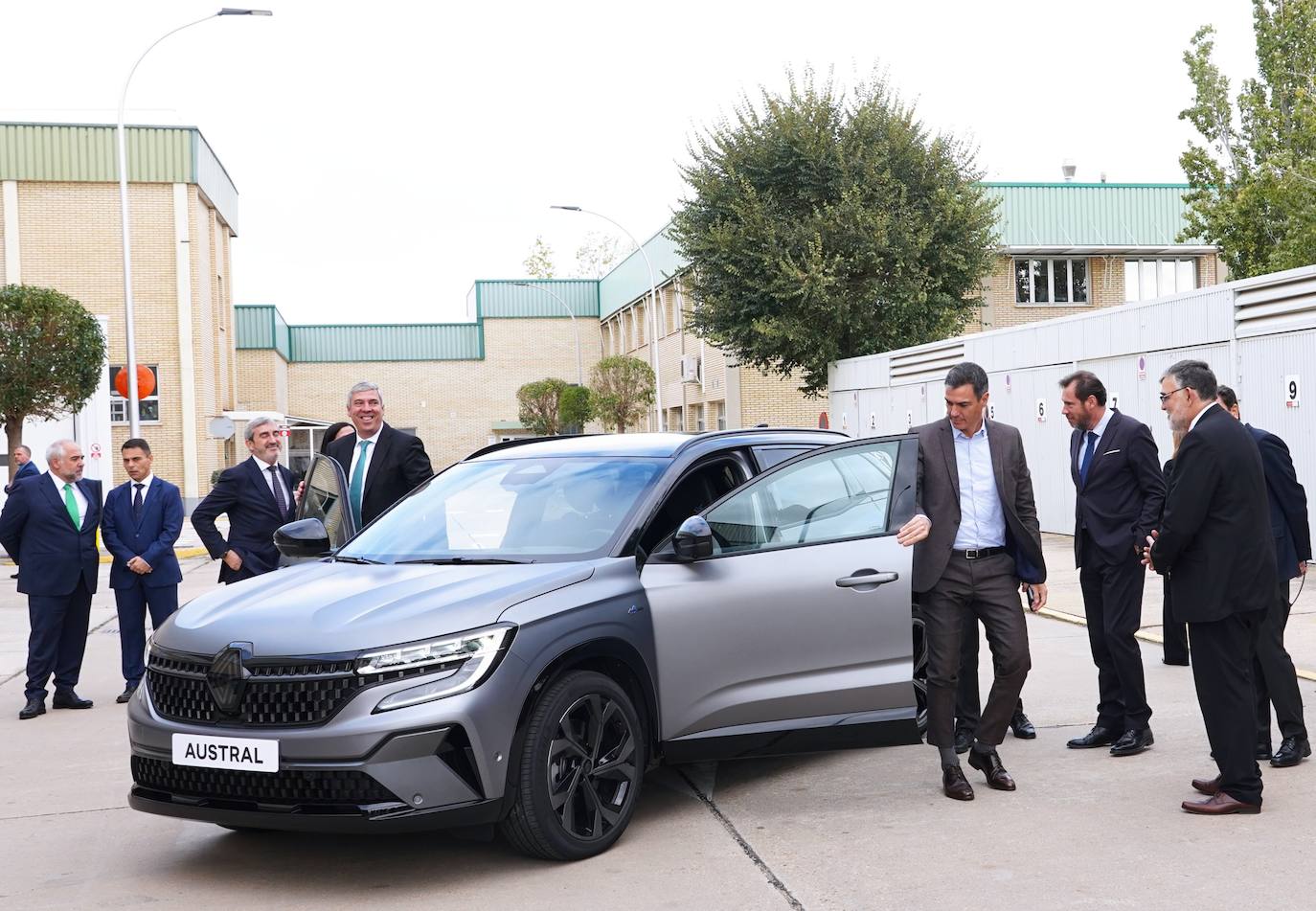 El presidente del Gobierno, Pedro Sánchez, visita el centro de I+D+i de Renault Group en Valladolid.