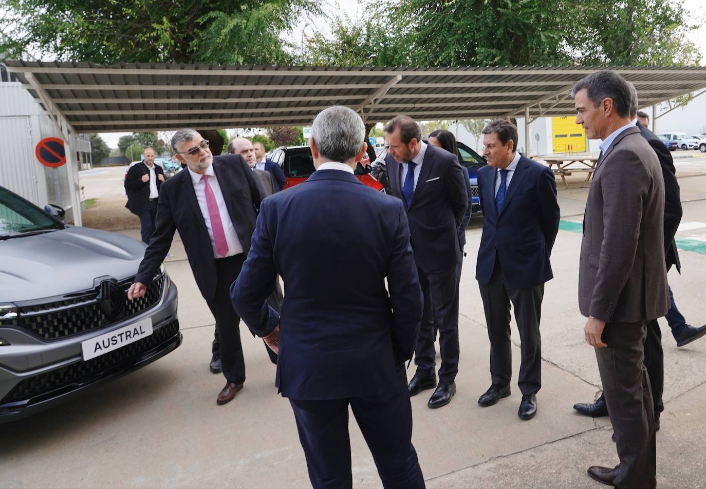 El presidente del Gobierno, Pedro Sánchez, visita el centro de I+D+i de Renault Group en Valladolid.