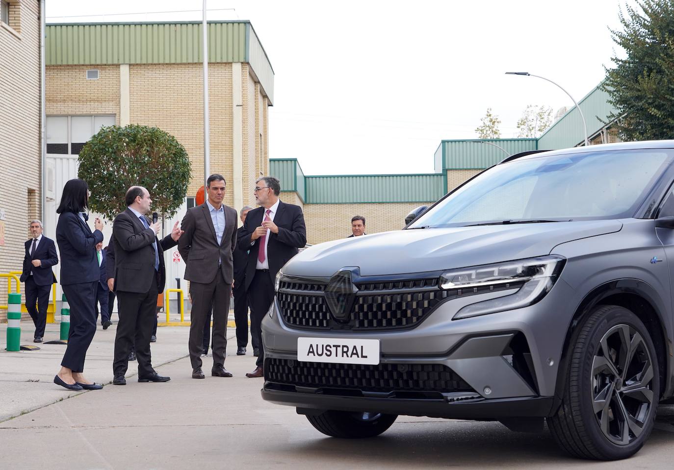 El presidente del Gobierno, Pedro Sánchez, visita el centro de I+D+i de Renault Group en Valladolid.